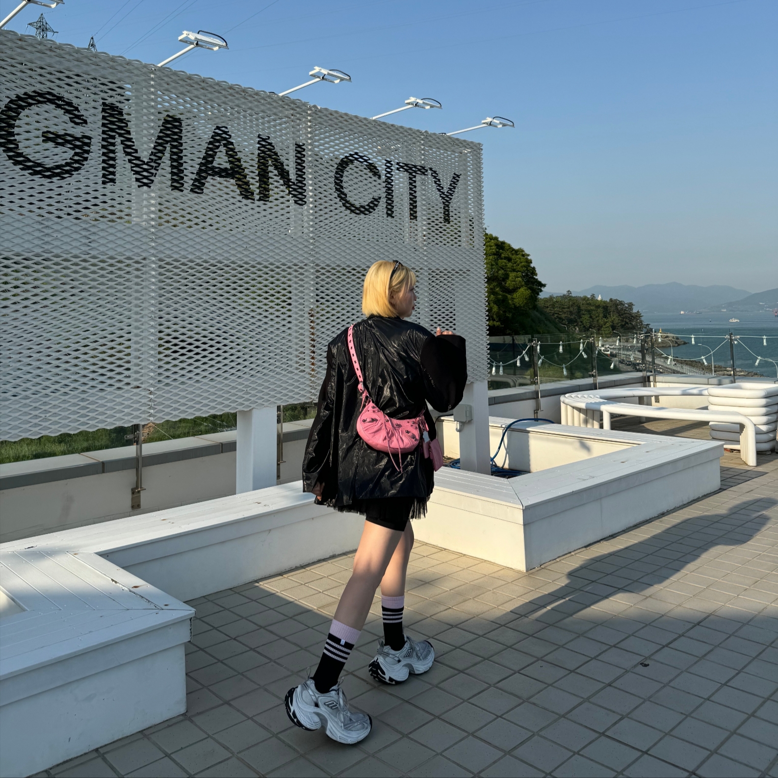(W) Balenciaga 10XL Sneakers White Grey Silver Black, Balenciaga Arena Lambskin Le Cagole XS Shoulder Bag Light Pink 착용 스타일