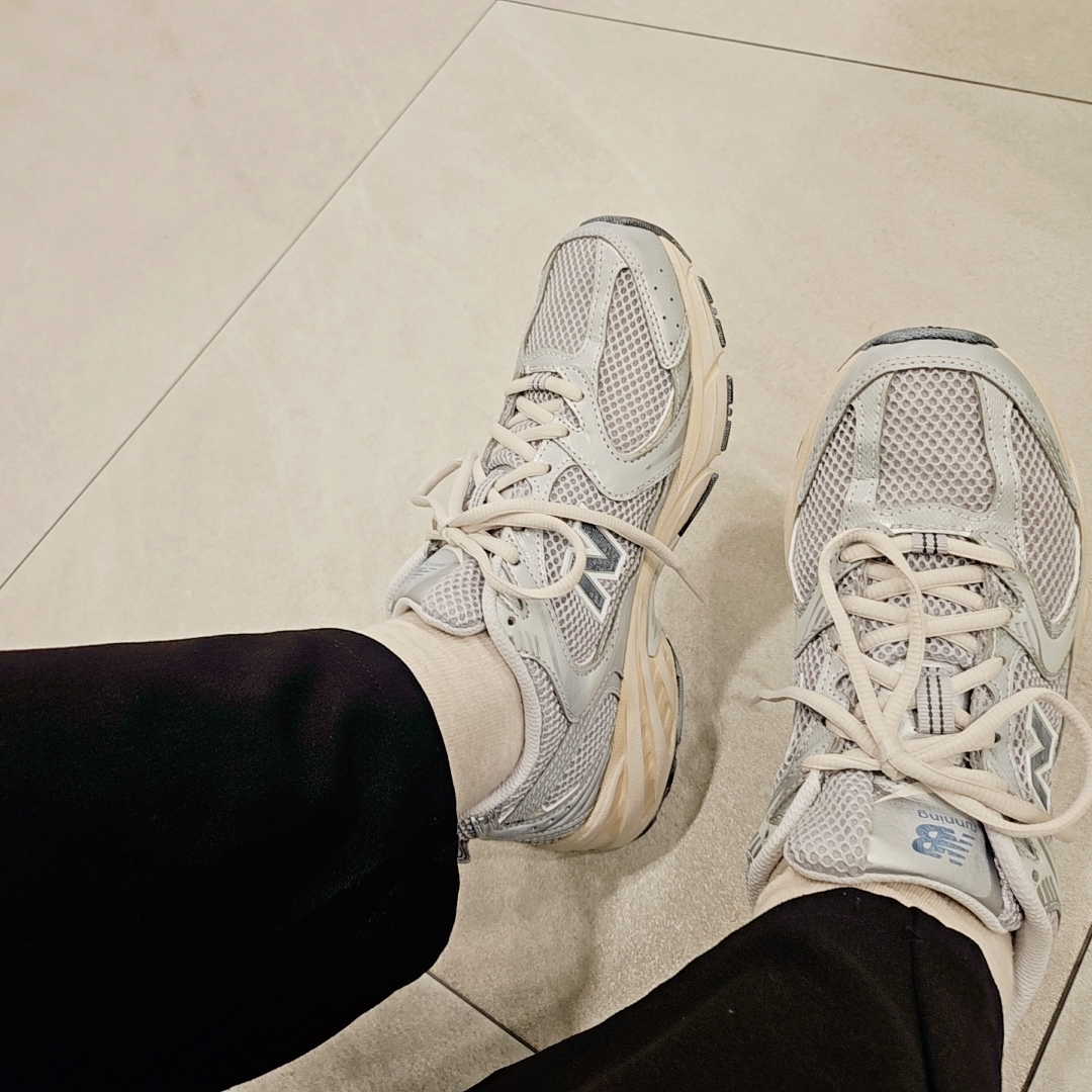 New Balance 530 Vintage Metallic Silver 착용 스타일 - 2