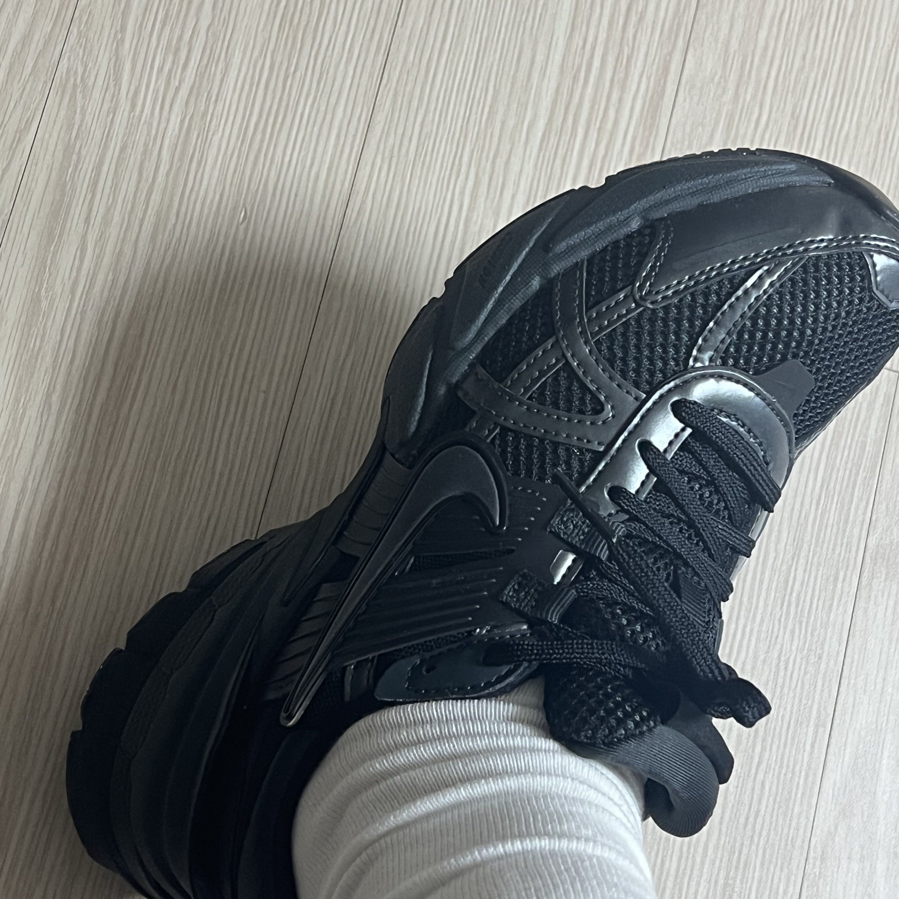 Nike V2K Run Black Anthracite 착용 스타일 - 2