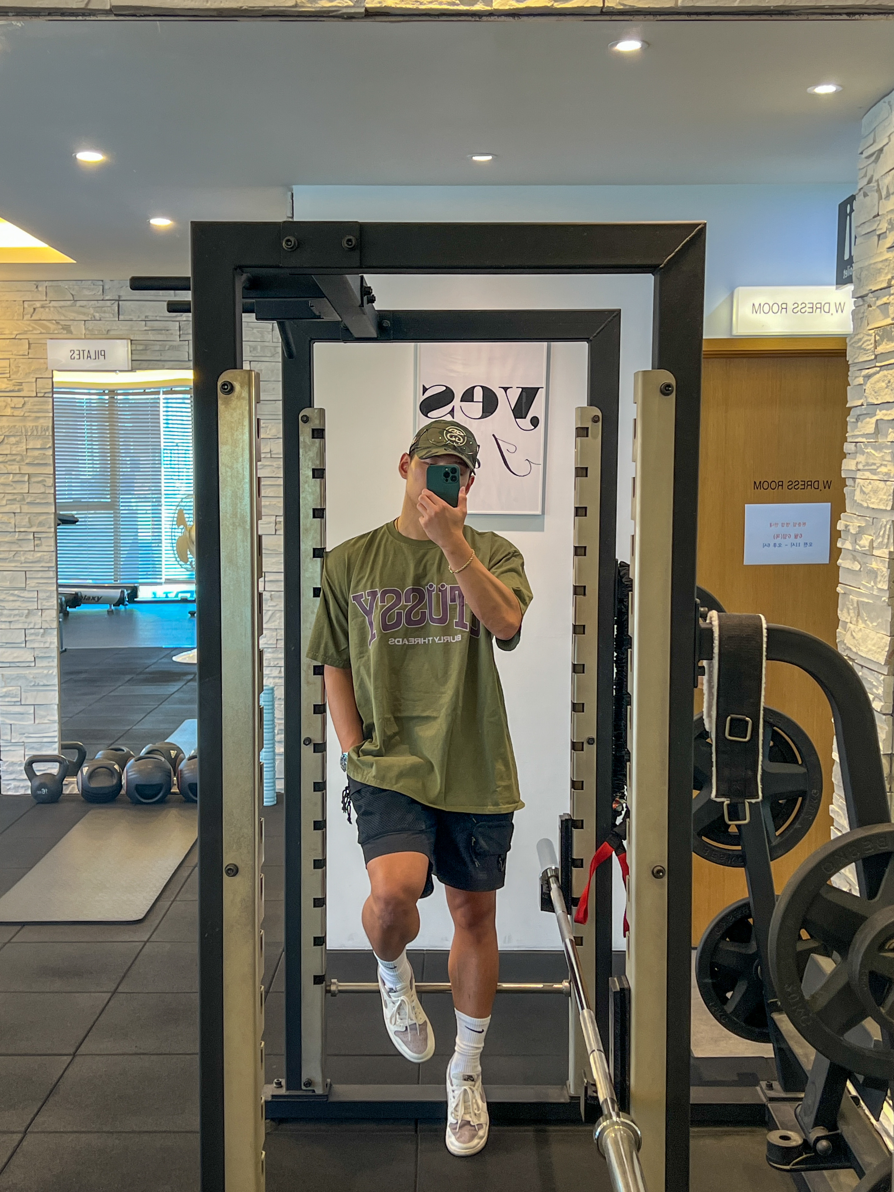 Stussy Burly Threads Pigment Dyed T-Shirt Olive, Jordan 1 Retro Low OG Atmosphere Grey 착용 스타일
