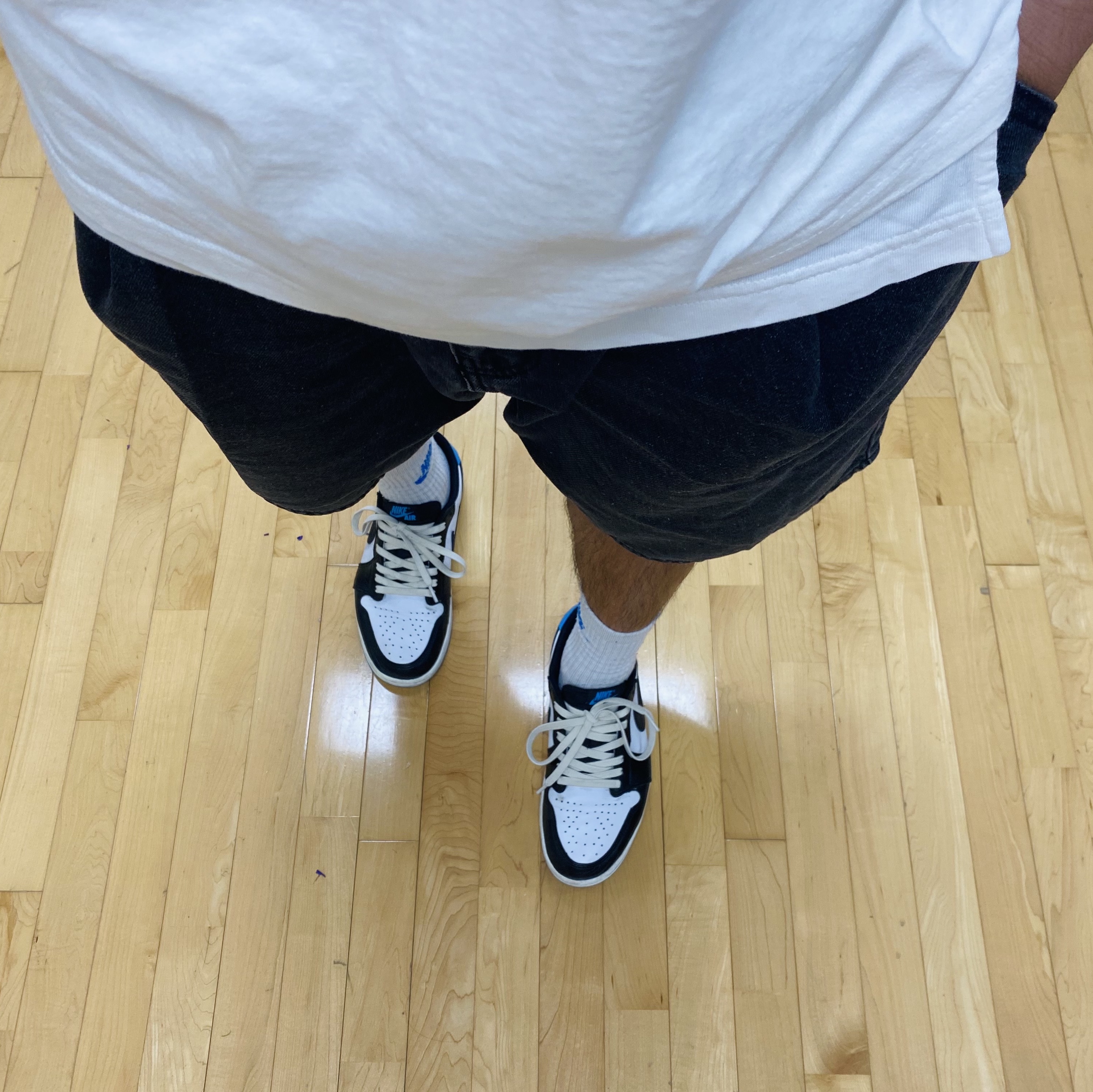 Jordan 1 Retro Low OG Black and Dark Powder Blue 착용 스타일