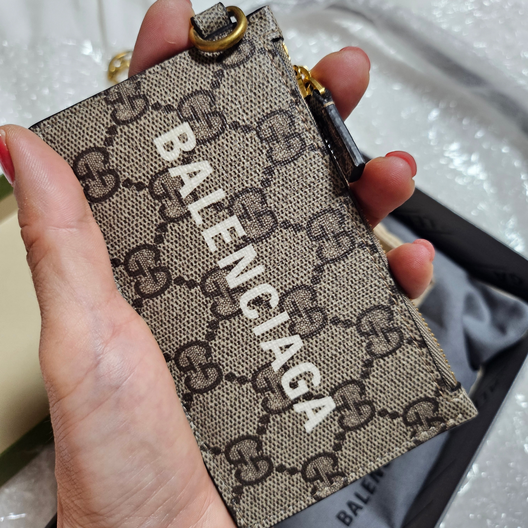 Gucci x Balenciaga The Hacker Project Card Case with Strap Beige Ebony 착용 스타일