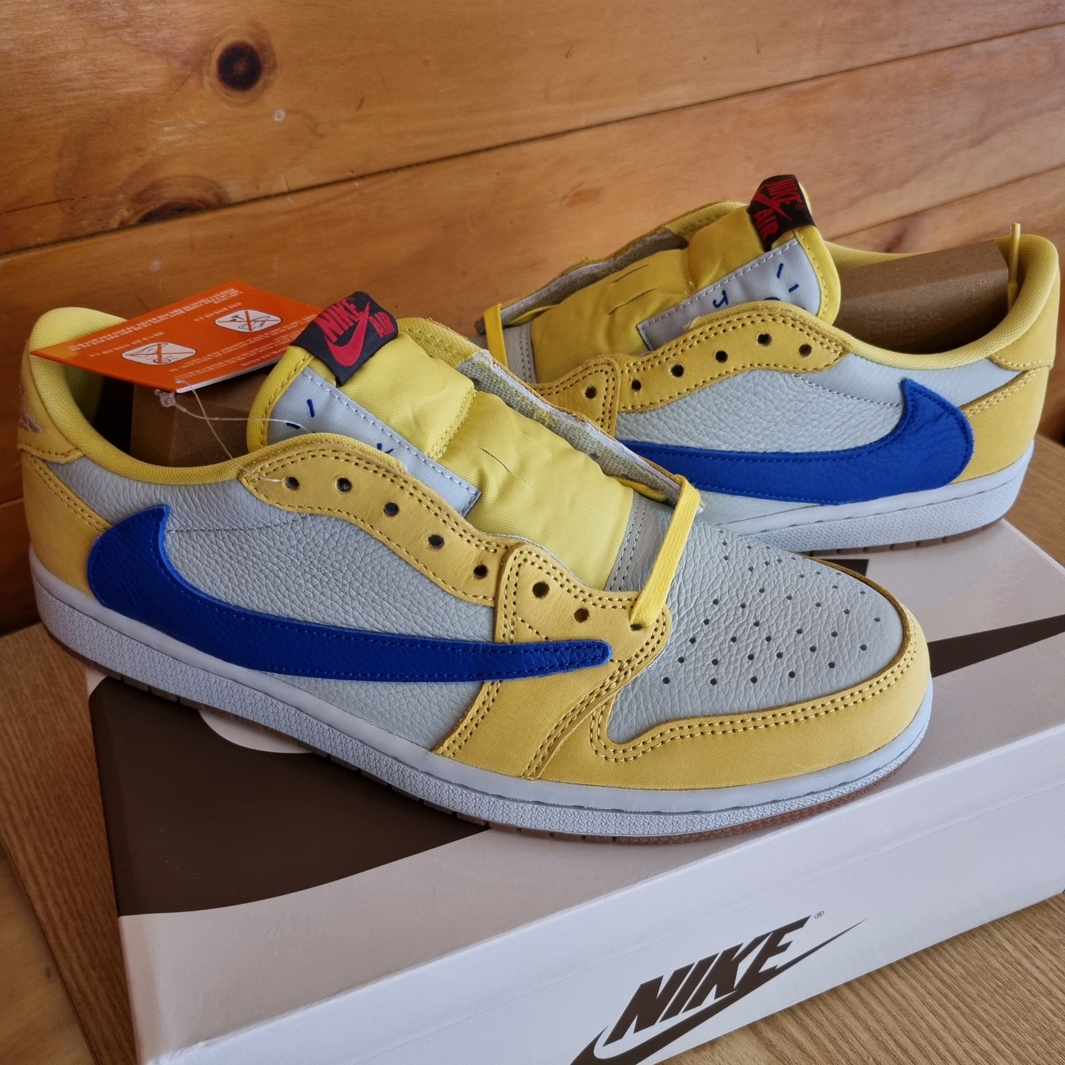 New Balance 860v2 White Black, (W) Jordan 1 x Travis Scott Retro Low OG SP Canary 착용 스타일 - 2