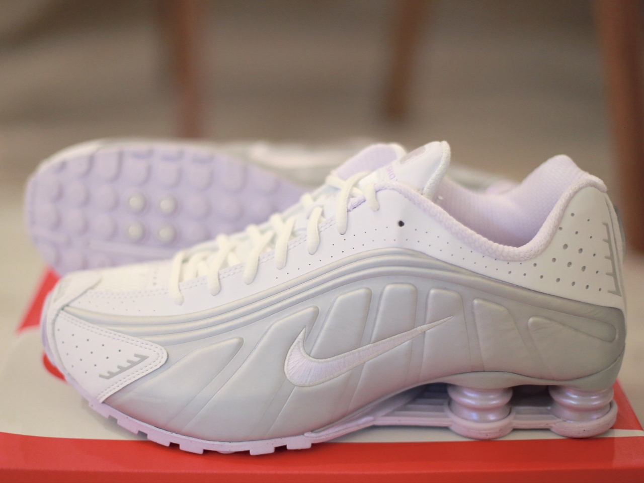(W) Nike Shox R4 White and Metallic Platinum 착용 스타일 - 4