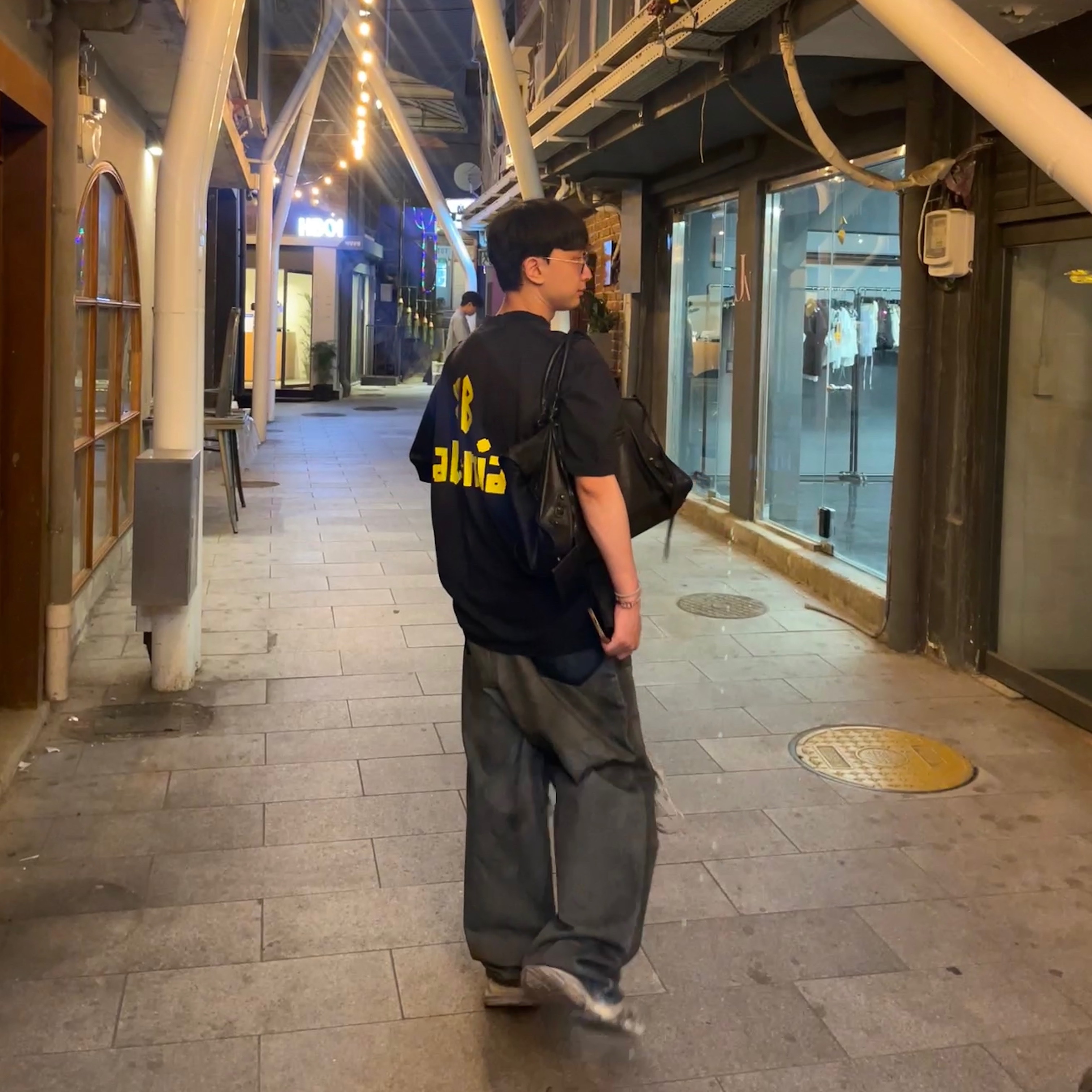 Balenciaga Tape Type Medium Fit T-Shirt Faded Black, Balenciaga Patched Pockets Baggy Jeans Blue 착용 스타일 - 1