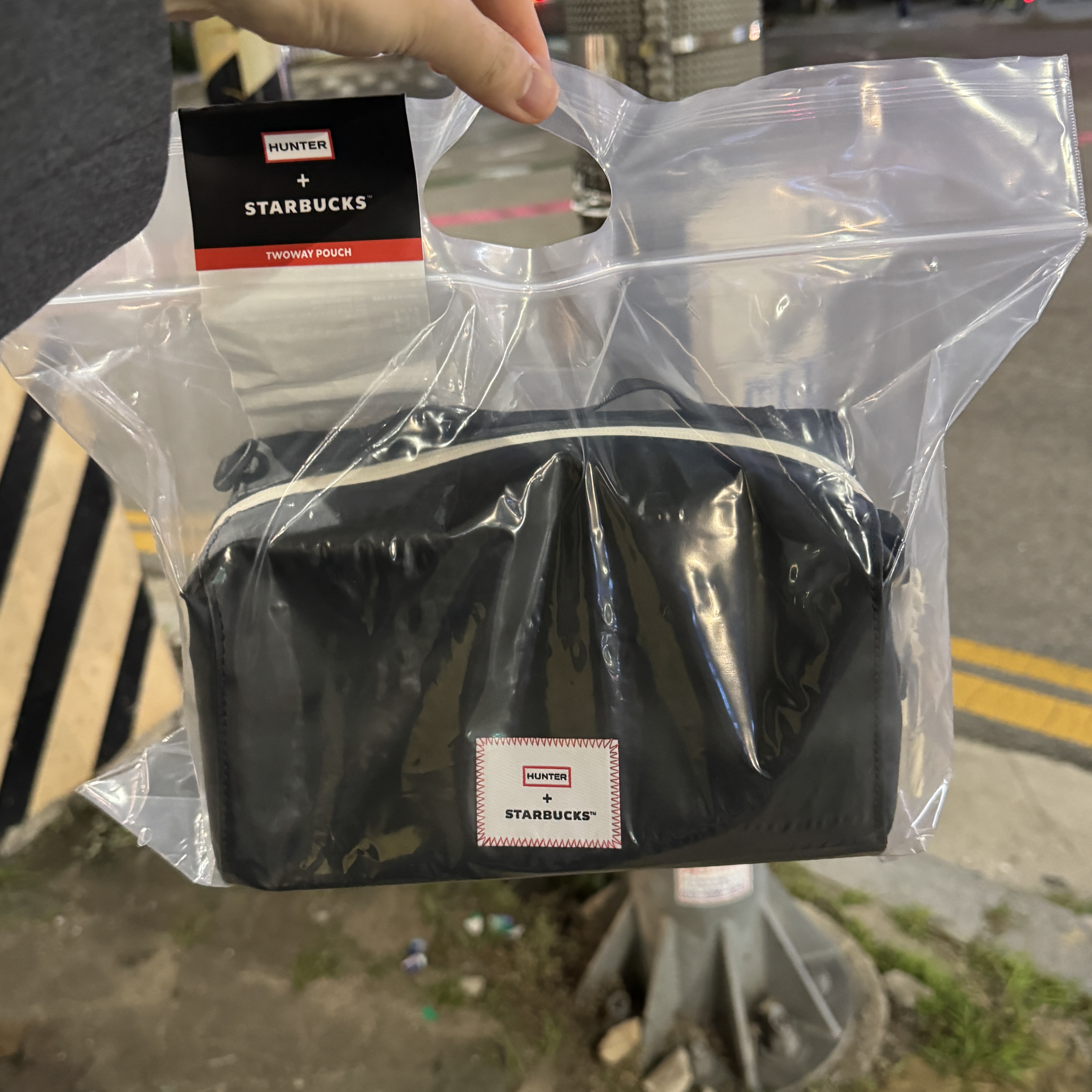 Starbucks x Hunter Two Way Pouch Black 착용 스타일