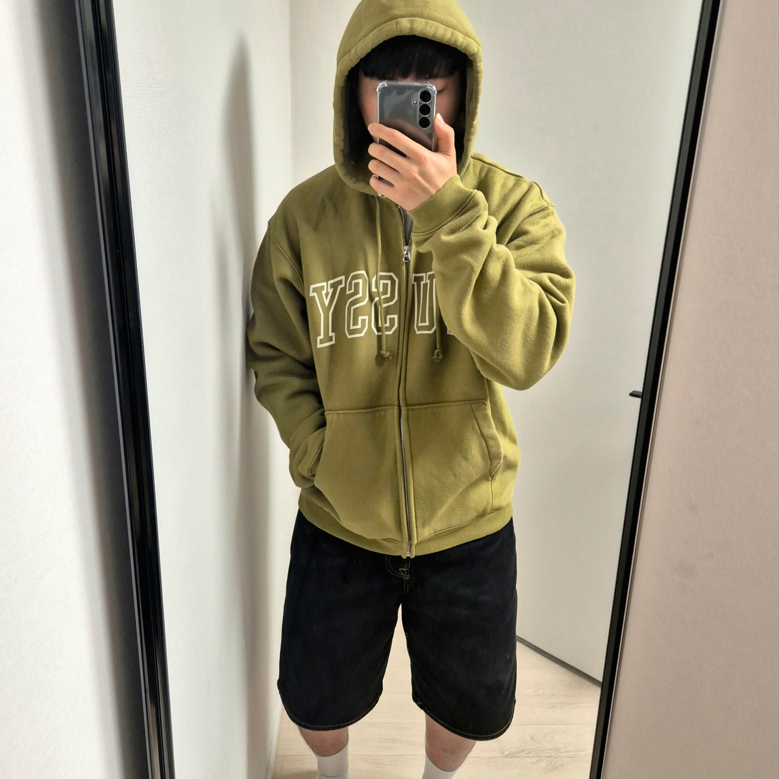 Stussy Denim Big OL' Shorts Washed Black, Stussy Outline Zip Hoodie Olive 착용 스타일