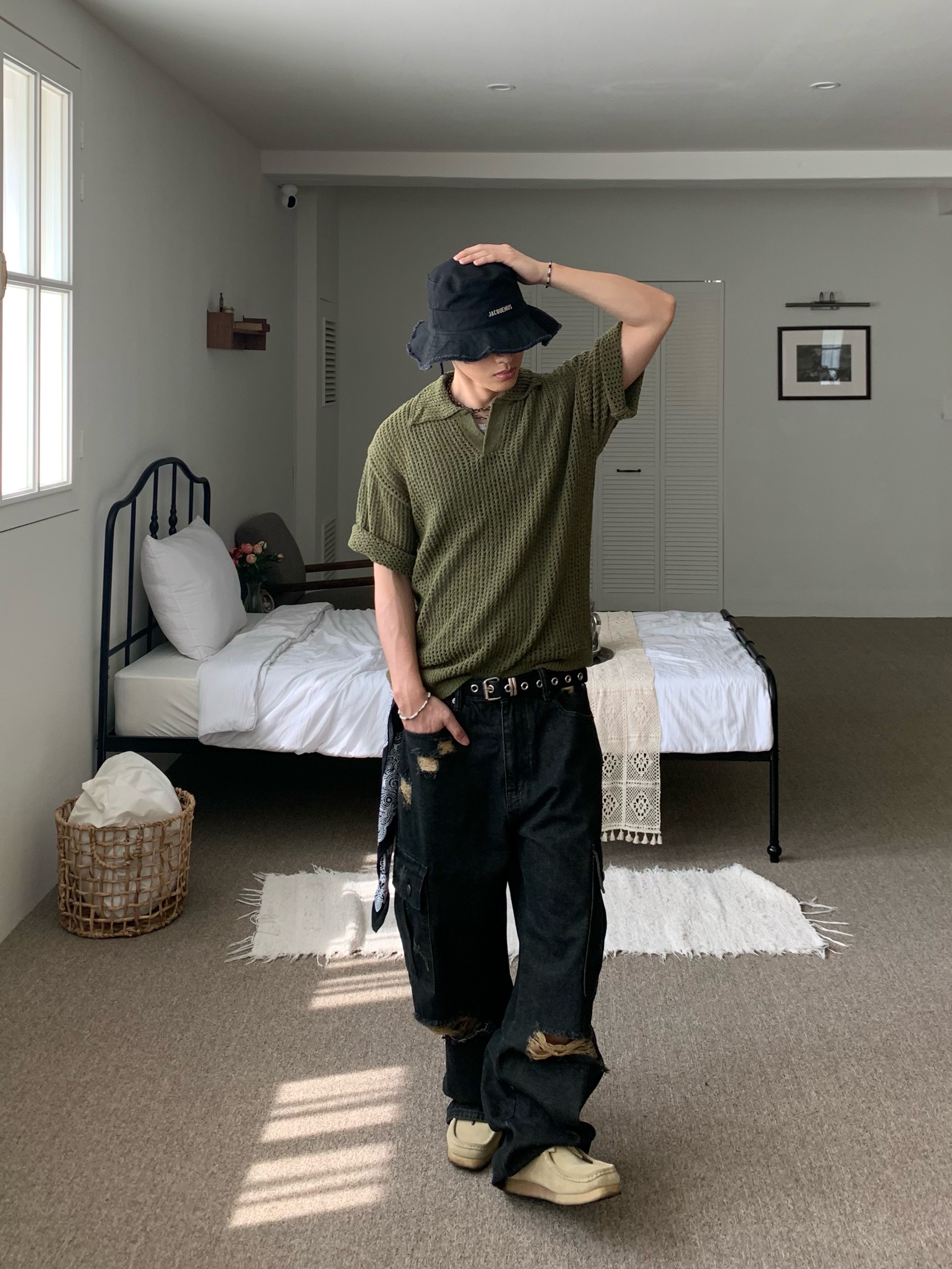 Jacquemus Le Bob Artichaut Bucket Hat Black, Clarks Wallabee Maple Suede 착용 스타일 - 1