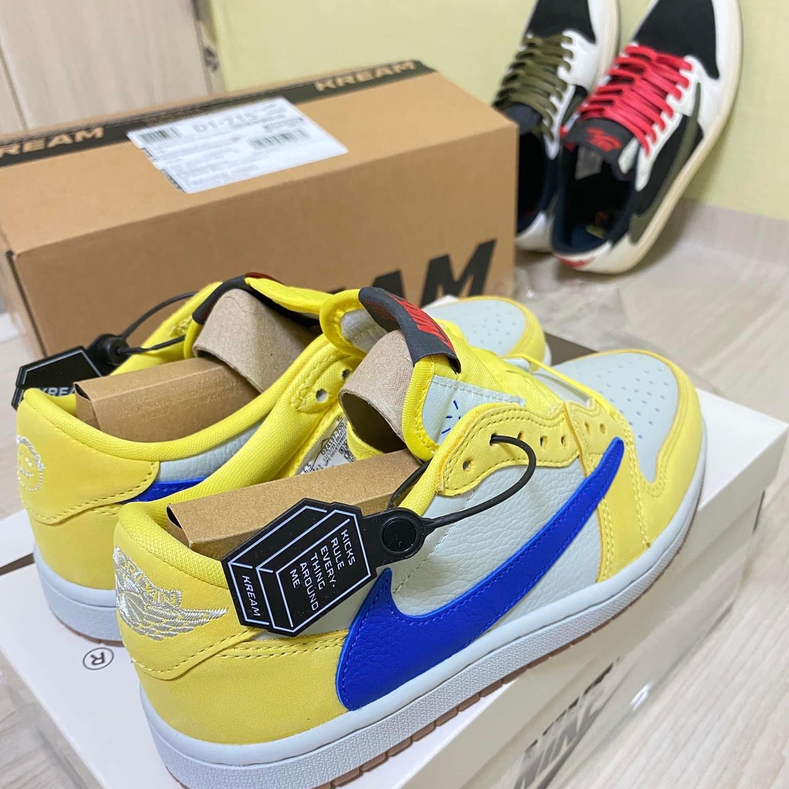 (W) Jordan 1 x Travis Scott Retro Low OG SP Canary, (W) Jordan 1 x Travis Scott Retro Low OG SP Medium Olive 착용 스타일 - 2