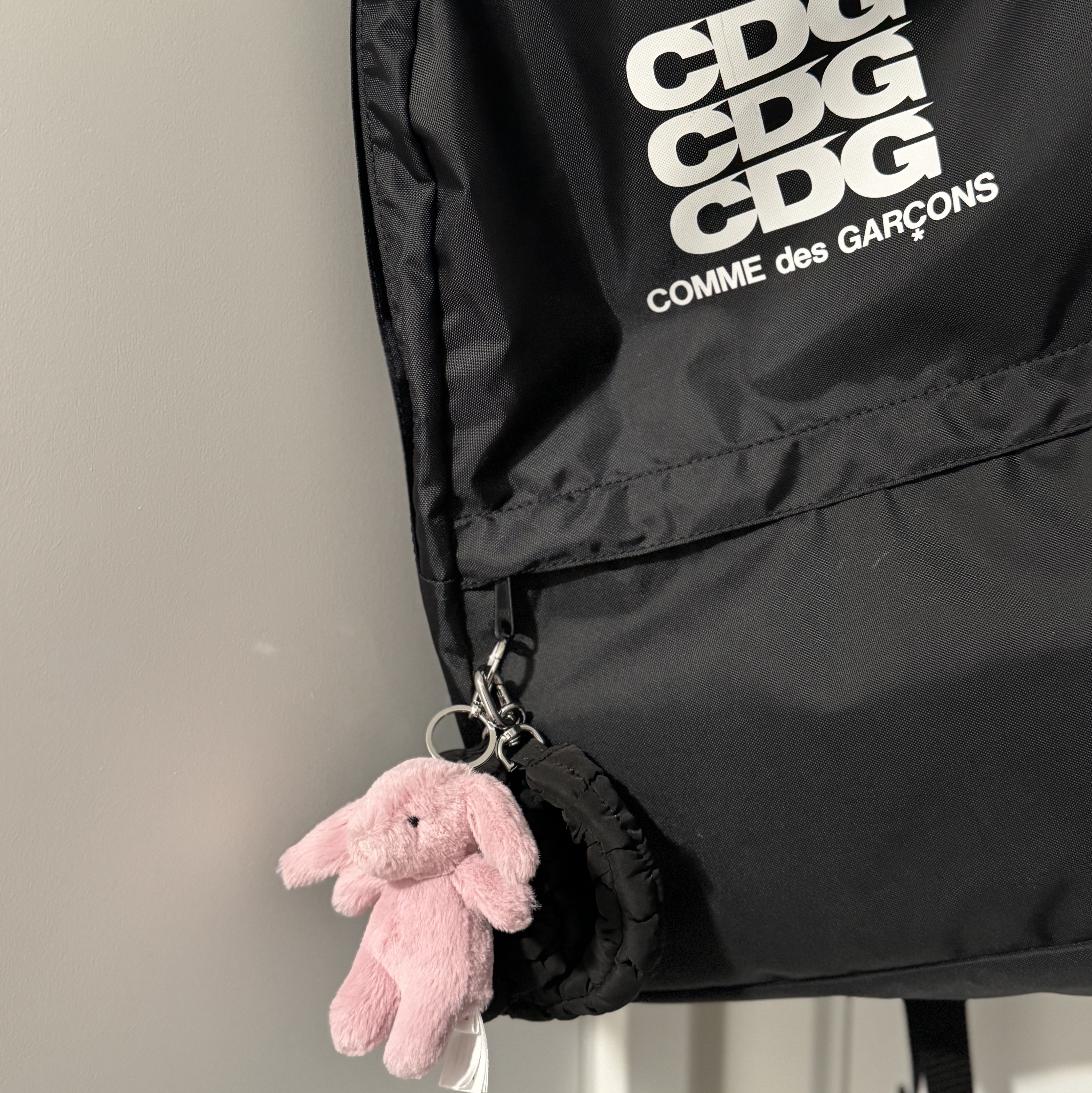 Jellycat Bashful Bunny Bag Charm Tulip 착용 스타일