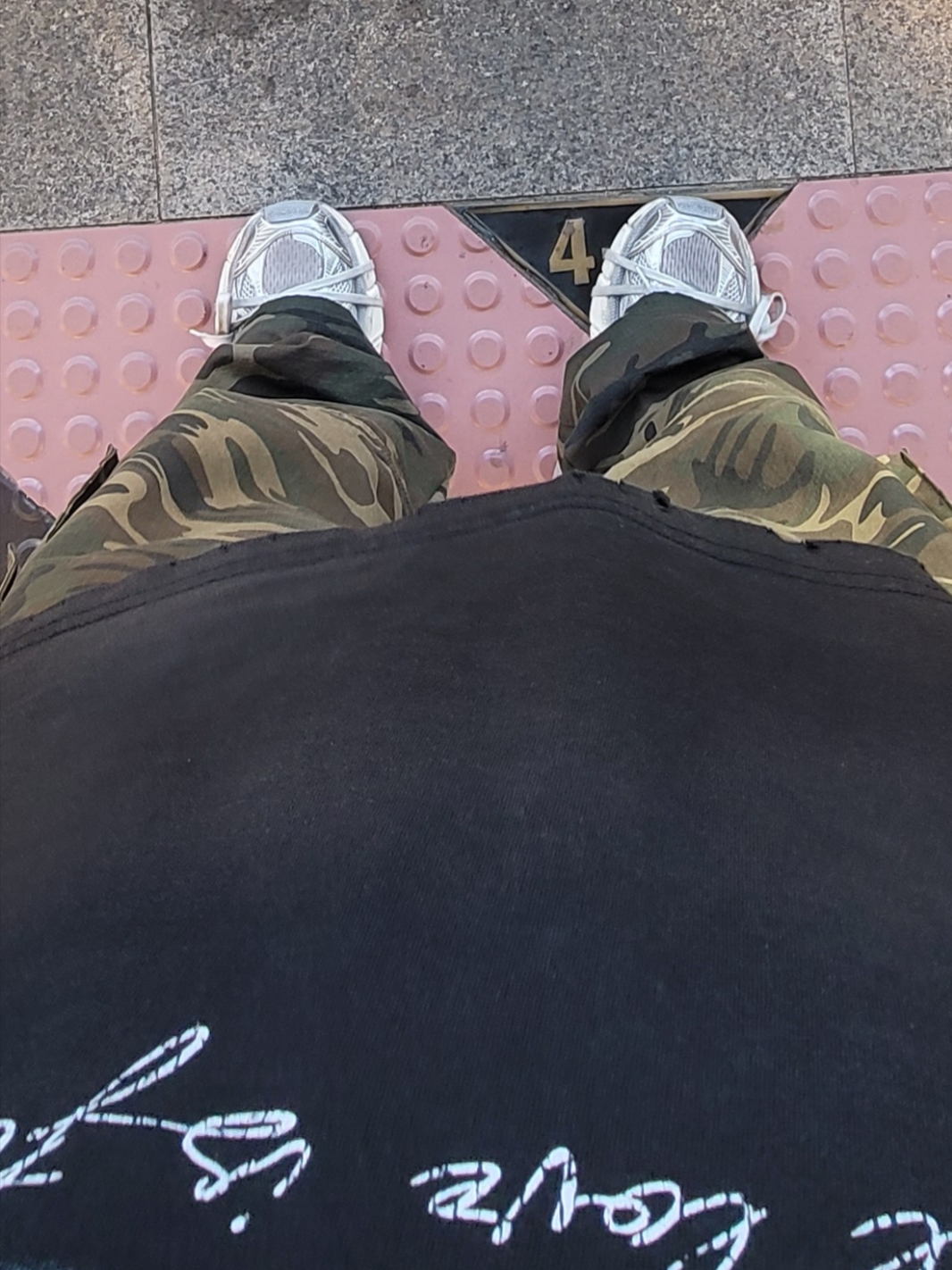 (W) Balenciaga 3XL Sneakers Light Beige, Project G/R Crow Worldtour T-Shirt Washed Black 착용 스타일