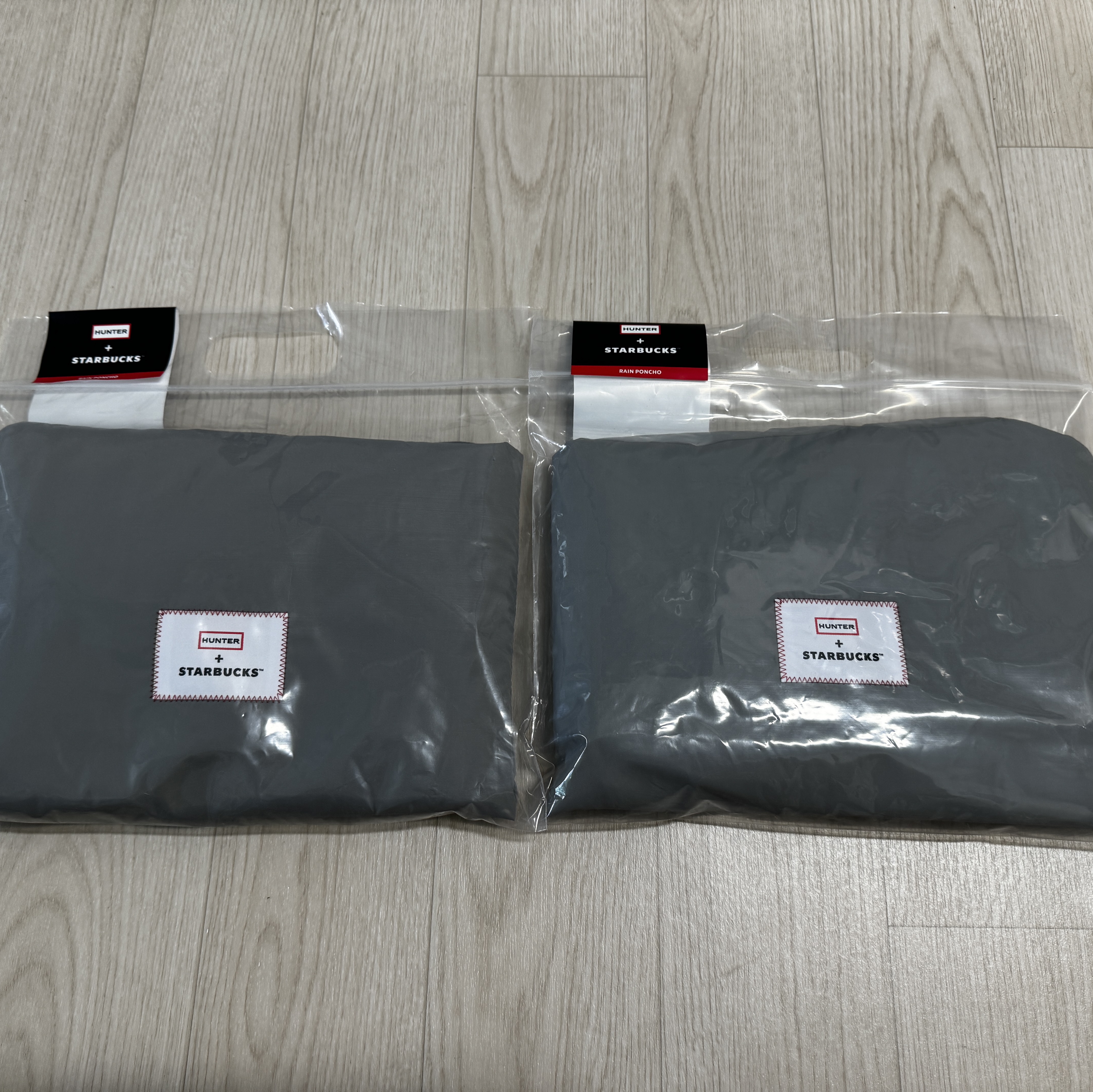Starbucks x Hunter Light Rain Poncho Gray 착용 스타일