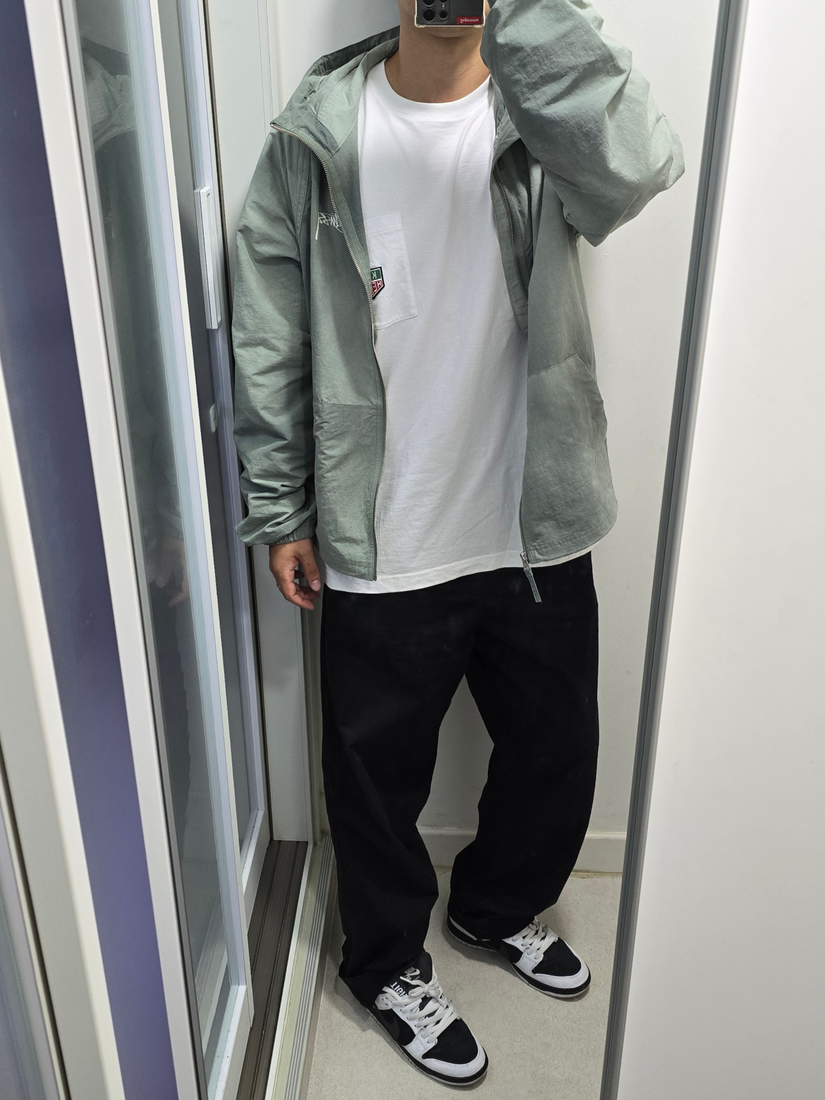 Stussy Wave Dye Beach Shell Jacket Sage, Kith x TAG Heuer Kith Badge Pocket T-Shirt White 착용 스타일 - 2