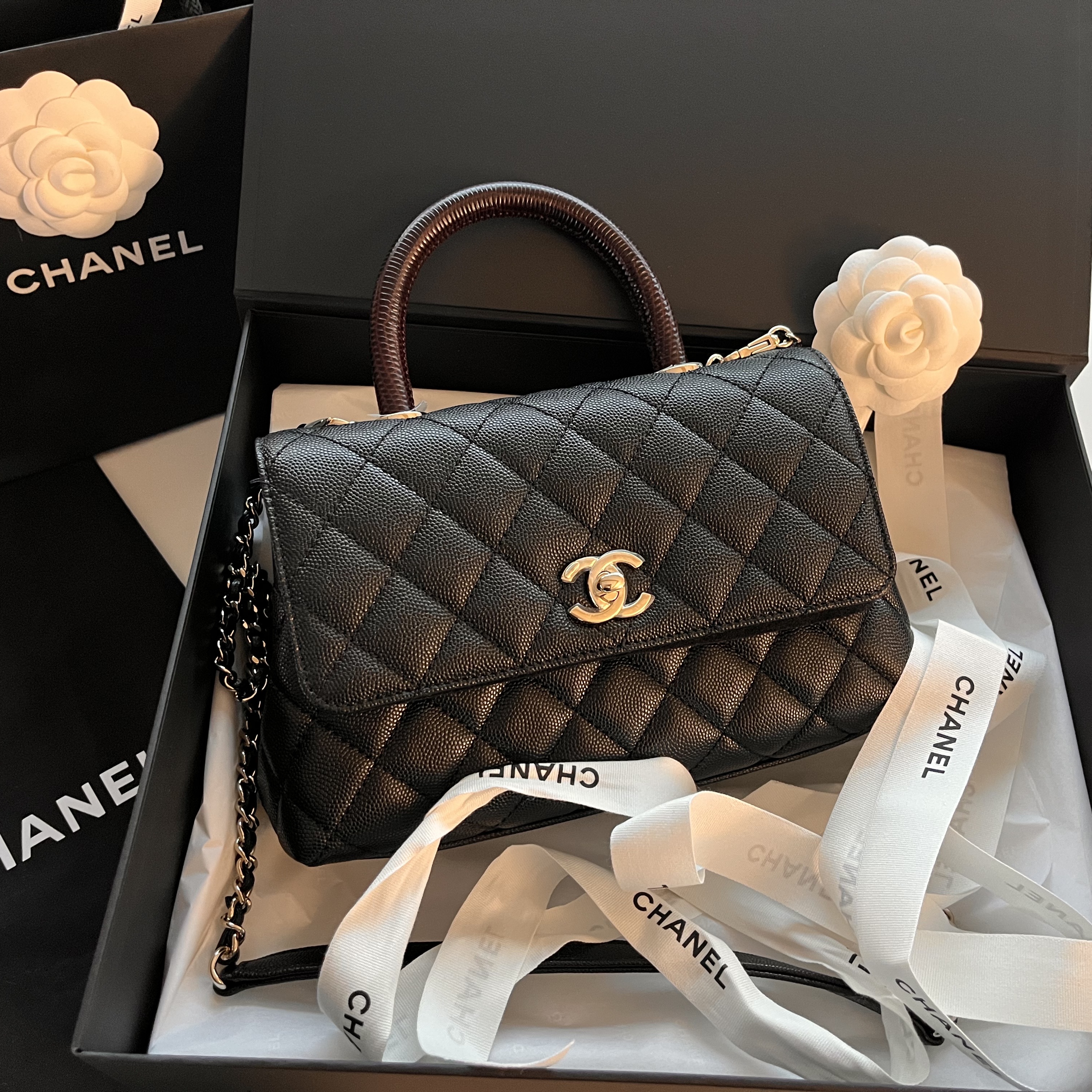 Chanel Flap Bag with Top Handle Grained Calfskin & Gold Black 착용 스타일