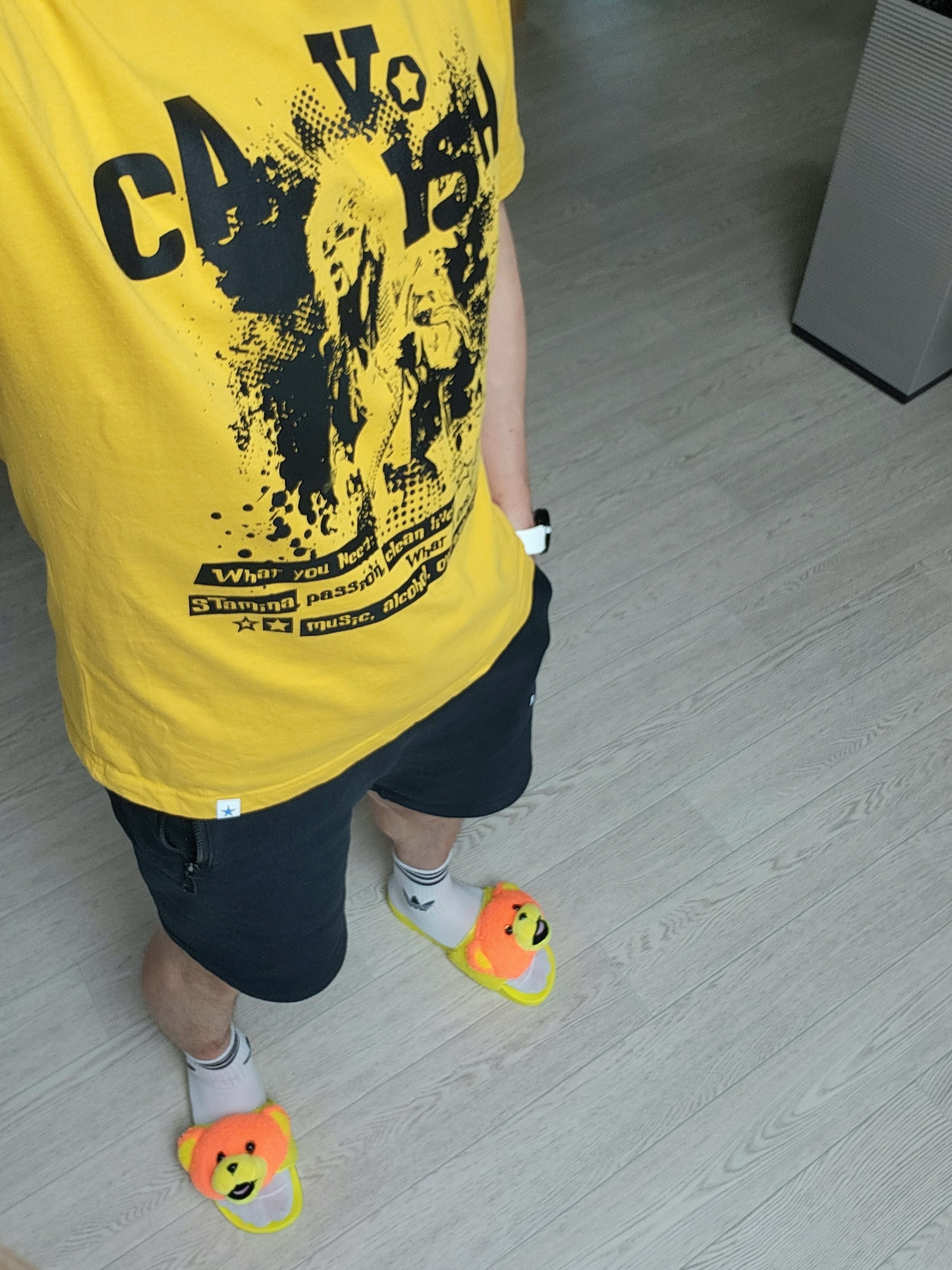 Adidas x Jeremy Scott Adilette Teddy Slide Solar Orange 착용 스타일