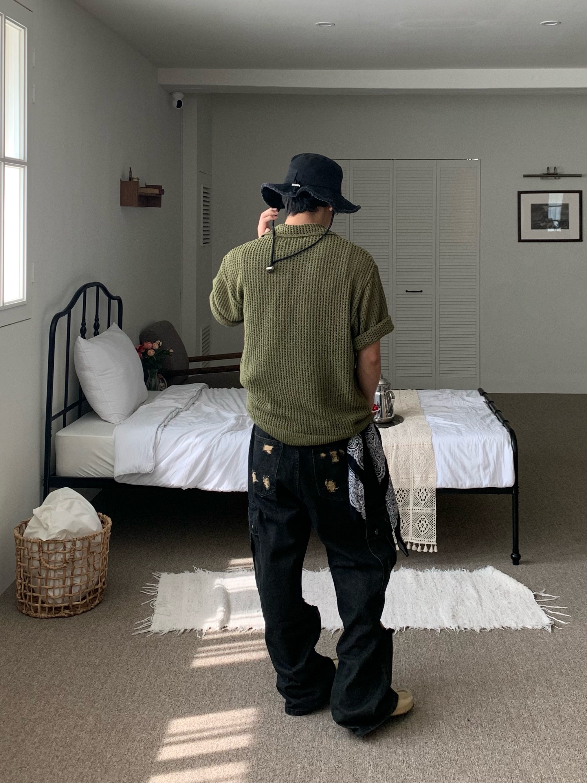Jacquemus Le Bob Artichaut Bucket Hat Black, Clarks Wallabee Maple Suede 착용 스타일 - 2