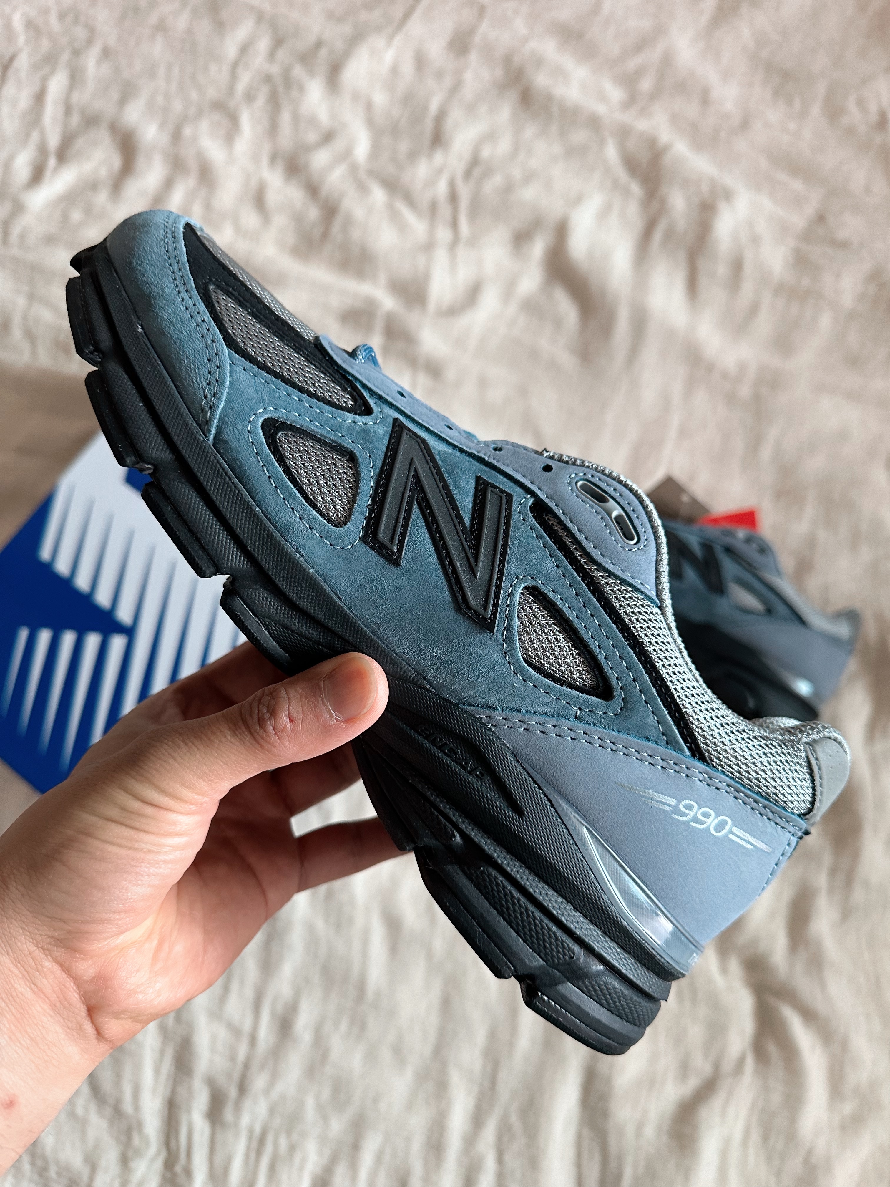 New Balance 990v4 Made in USA Arctic Grey 착용 스타일 - 2