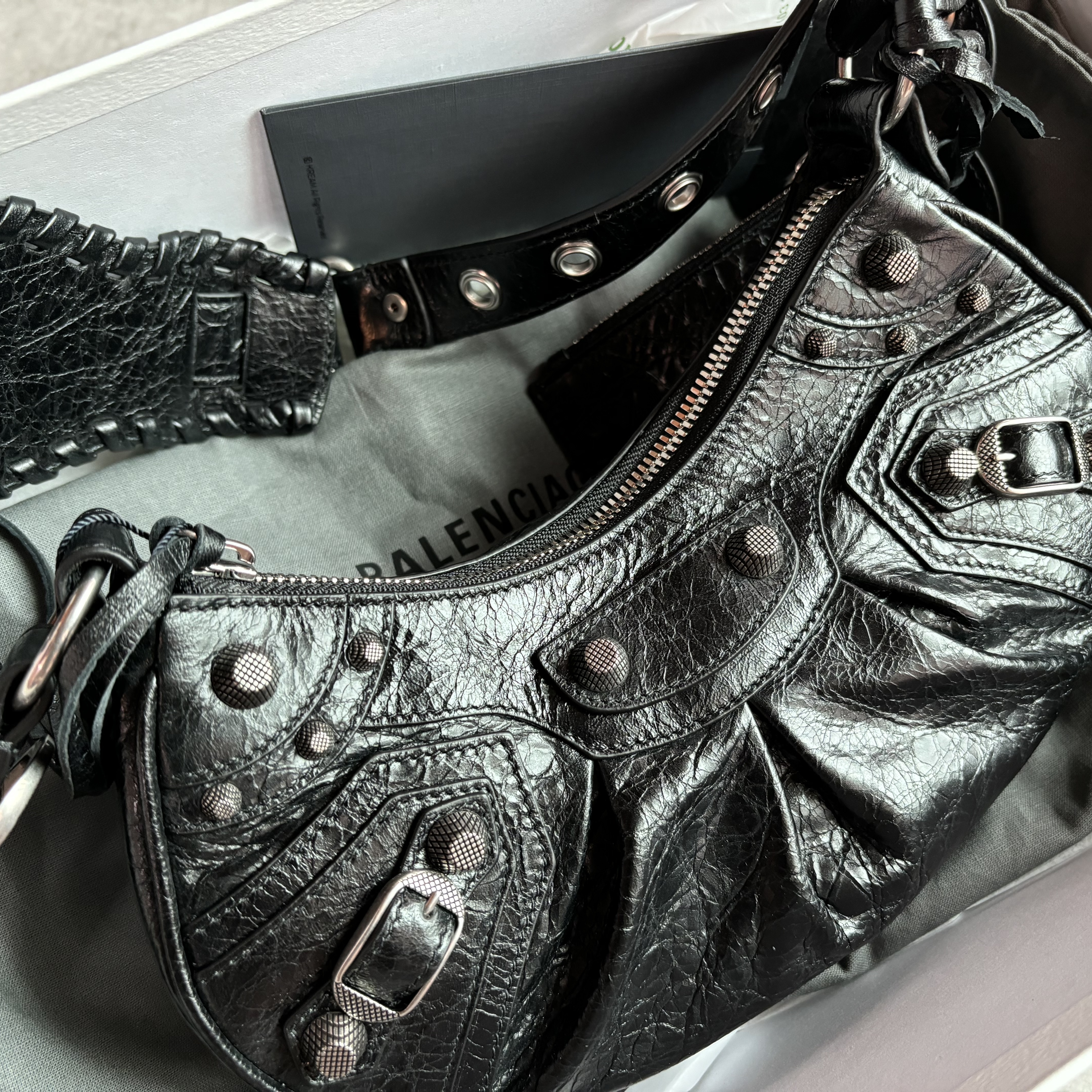 Balenciaga Arena Lambskin Le Cagole XS Shoulder Bag Black 착용 스타일 - 3