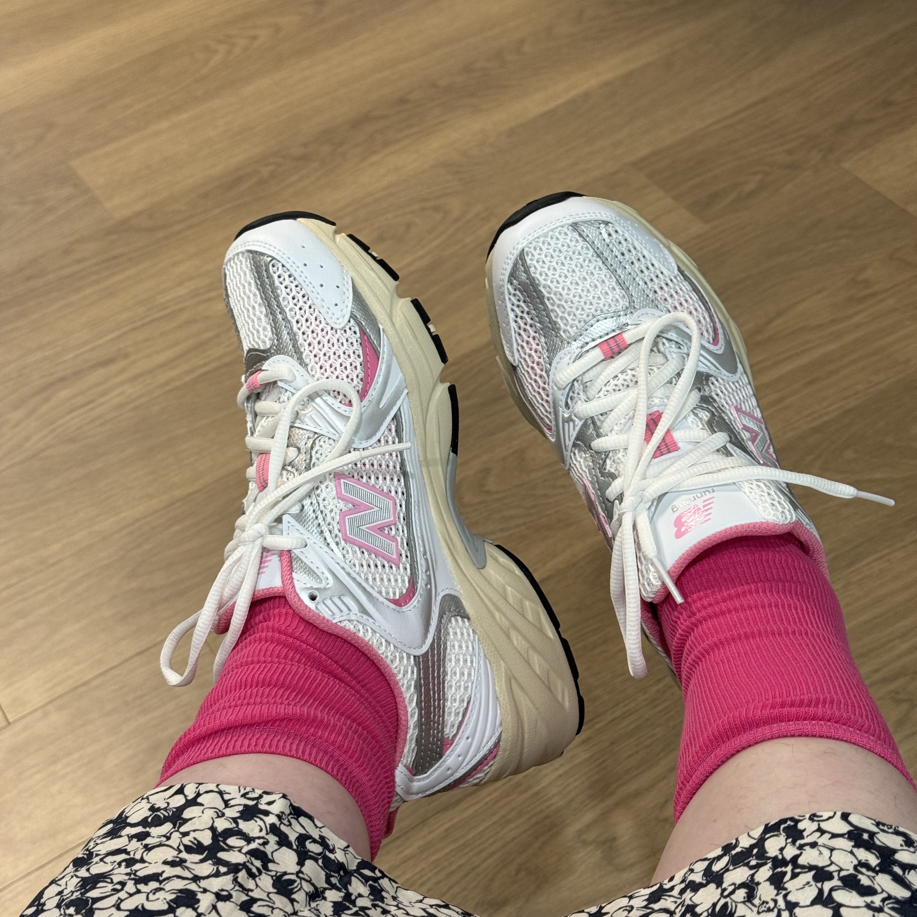New Balance 530 White Pink 착용 스타일 - 2