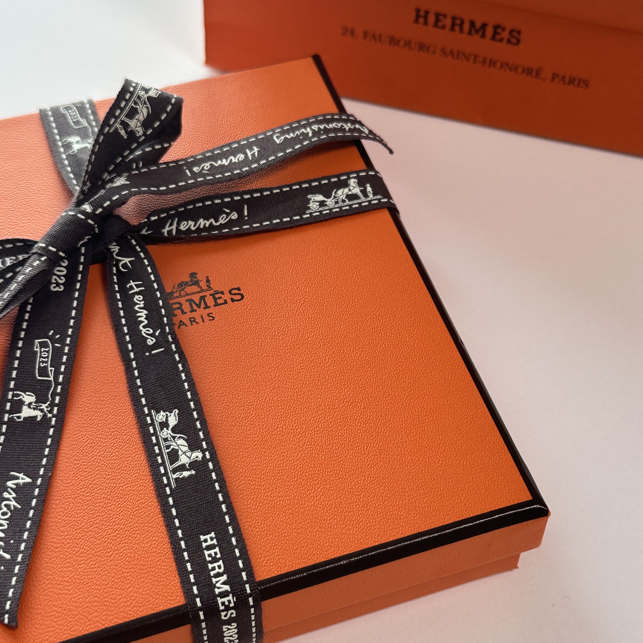 (W) Hermes Mini Pop H Pendant Gold & Blanc 착용 스타일 - 2