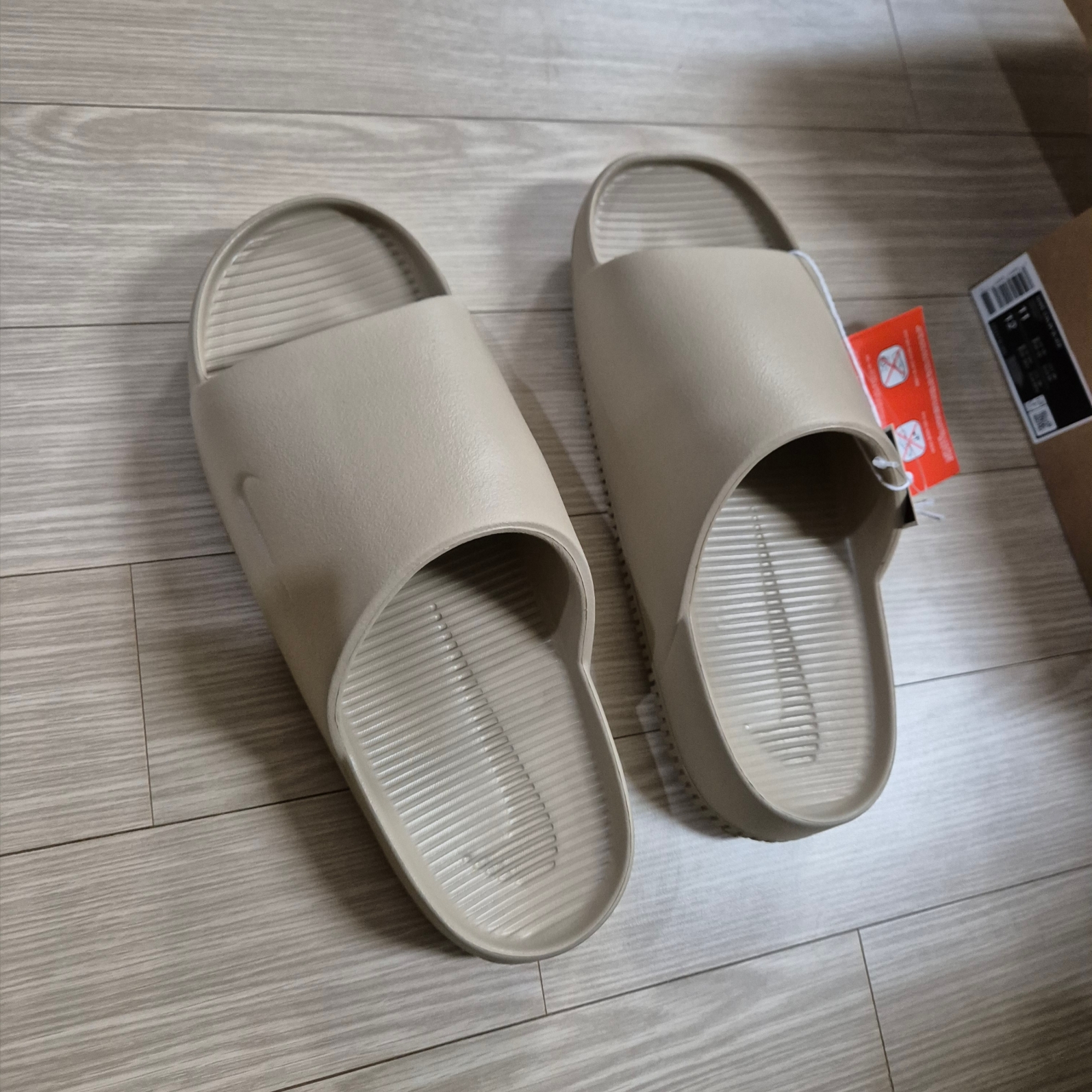 Nike Calm Slide Khaki 착용 스타일