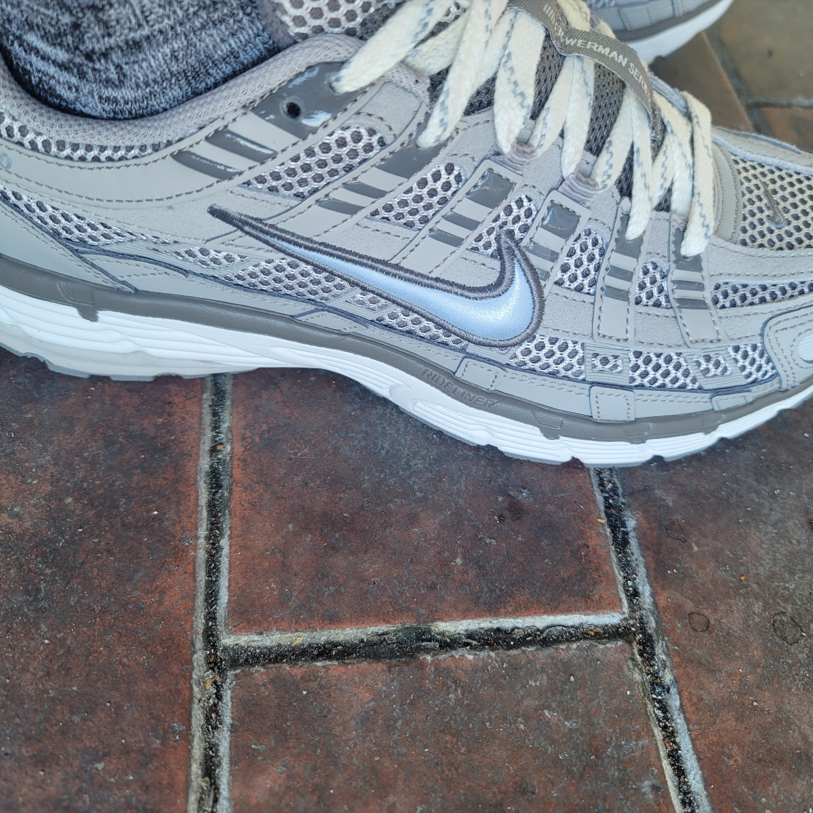 Nike P-6000 PRM Light Iron Ore 착용 스타일