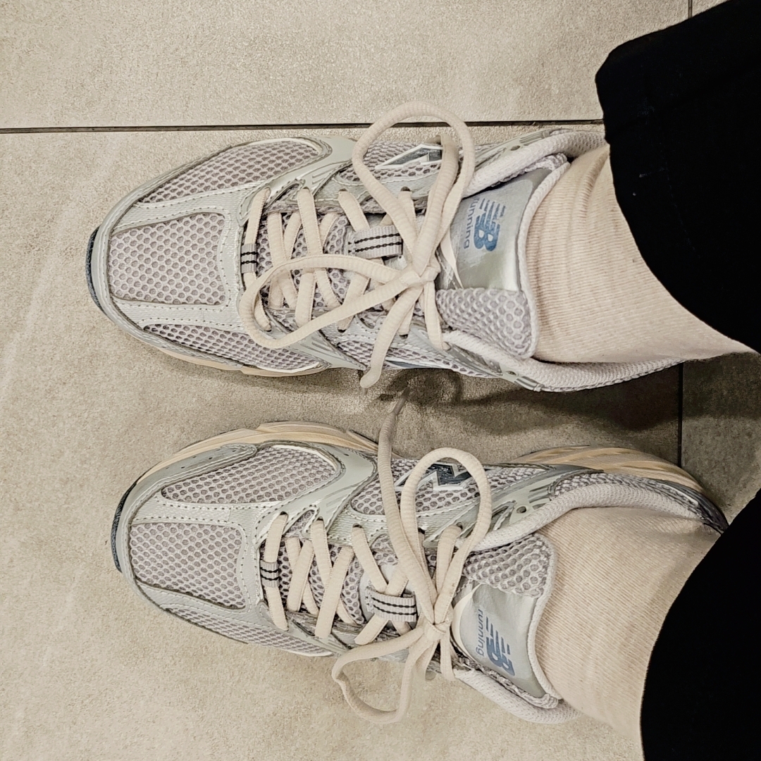 New Balance 530 Vintage Metallic Silver 착용 스타일 - 1