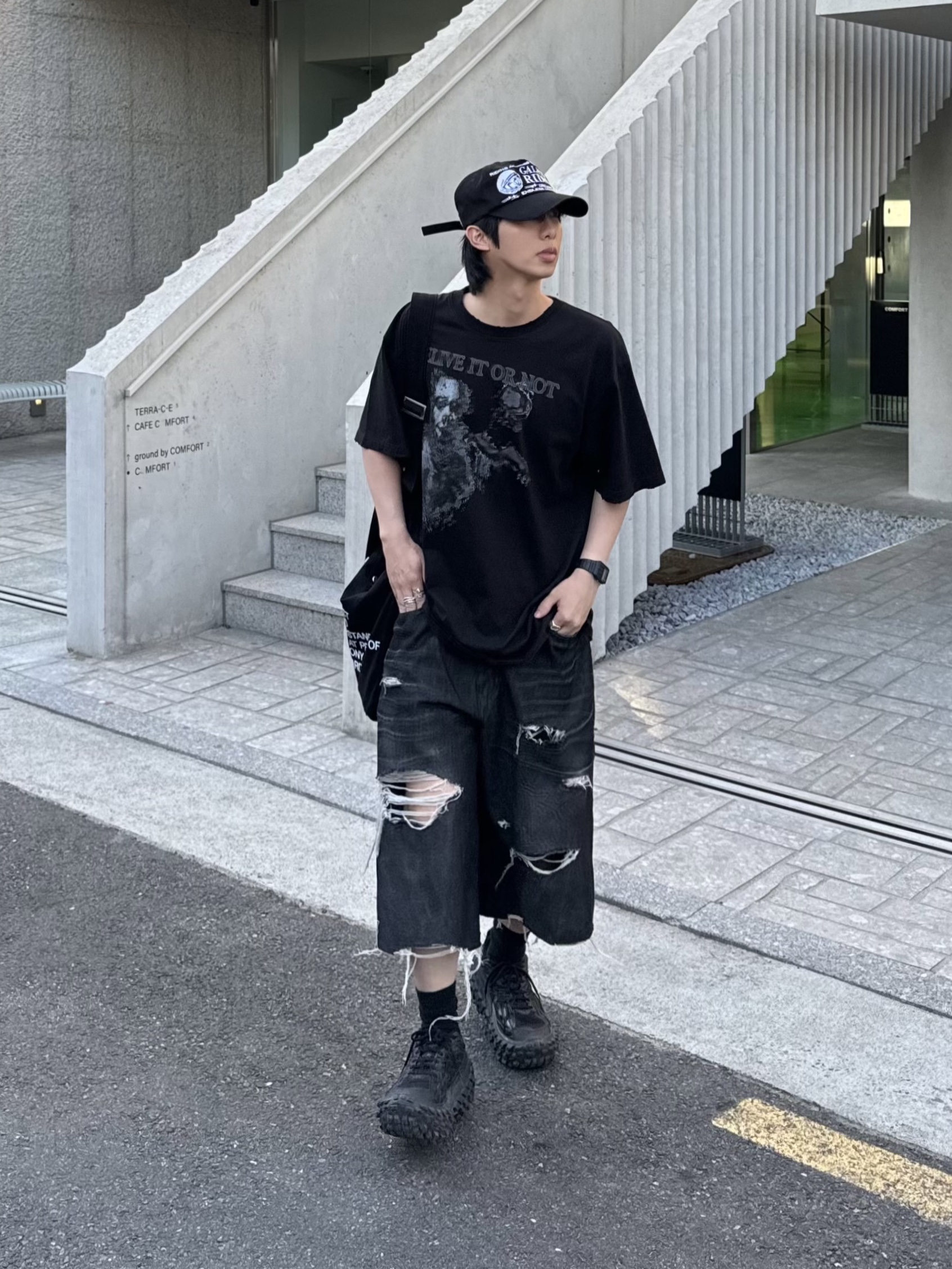 OMO Believe Or Not T-Shirt - Missing E, [KREAM 단독] OMO Distressed Denim Shorts Black 착용 스타일 - 3