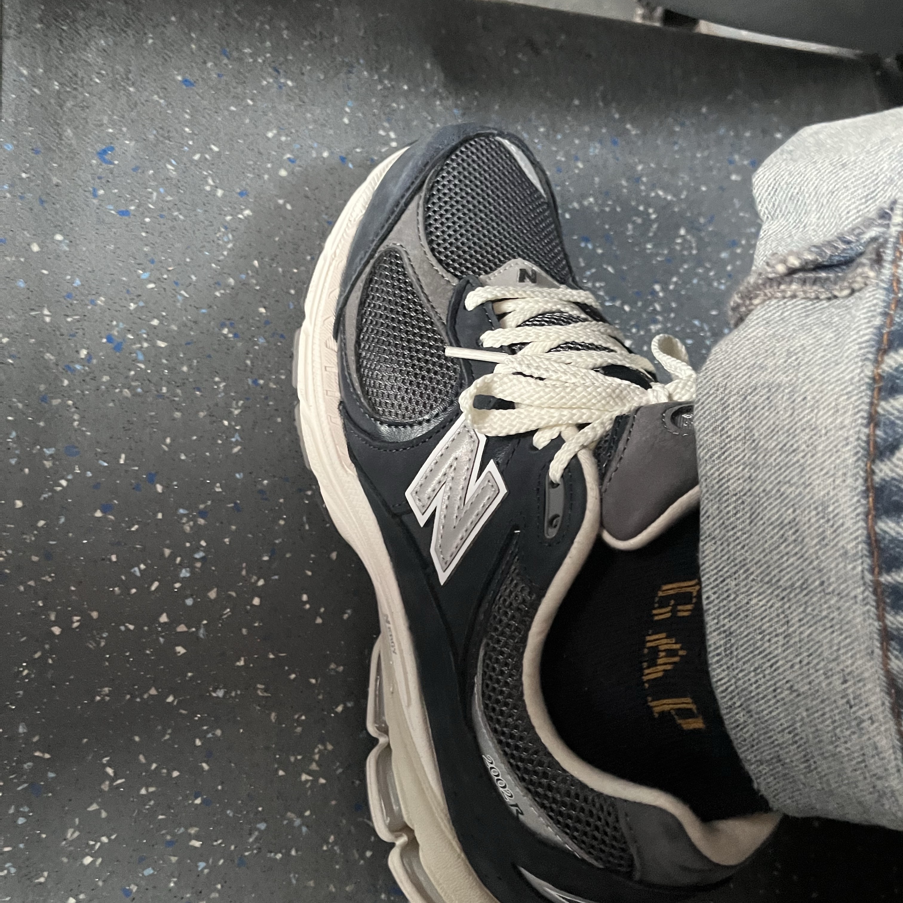 New Balance 2002R Premium Vintage Navy Grey 착용 스타일 - 1