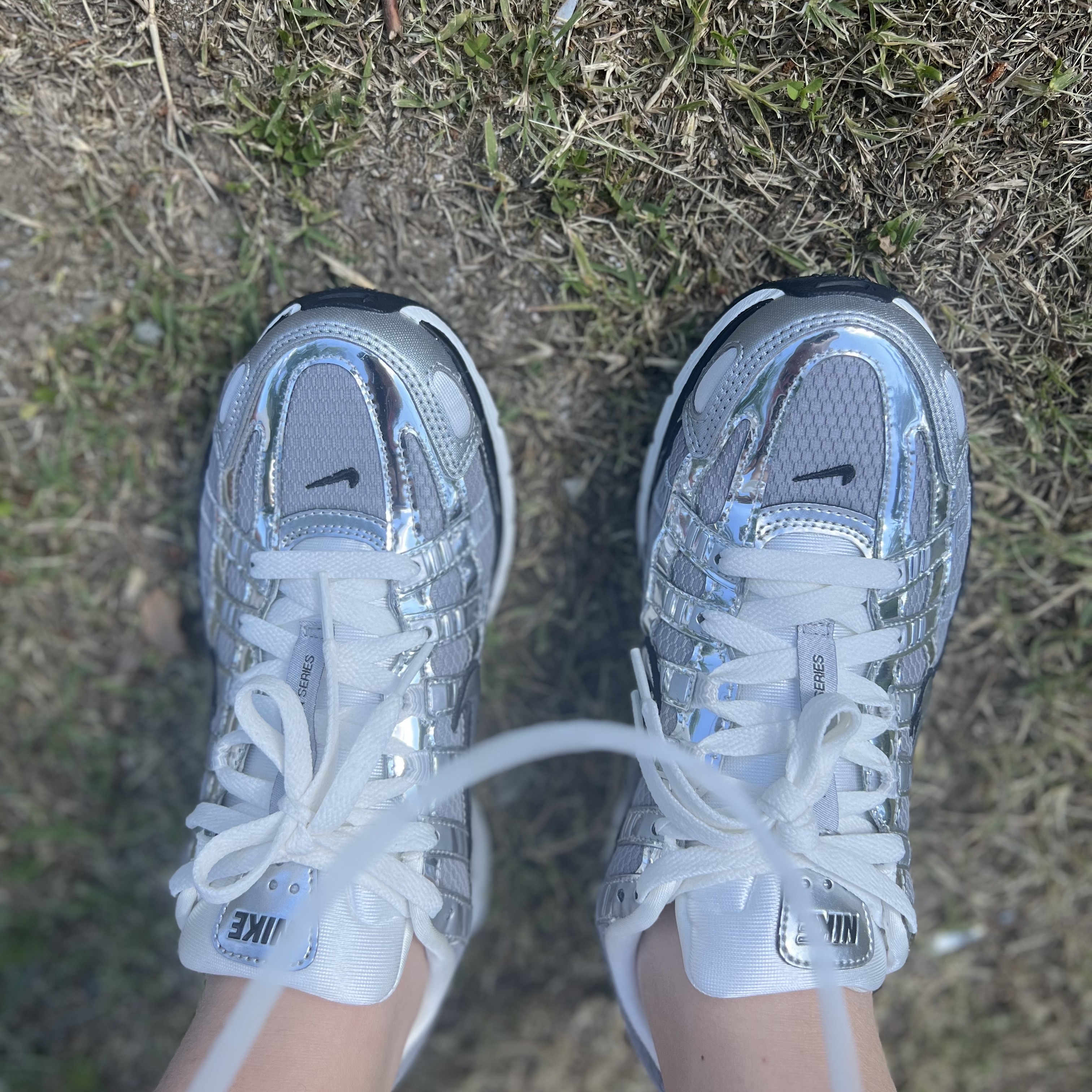Nike P-6000 Metallic Silver 착용 스타일