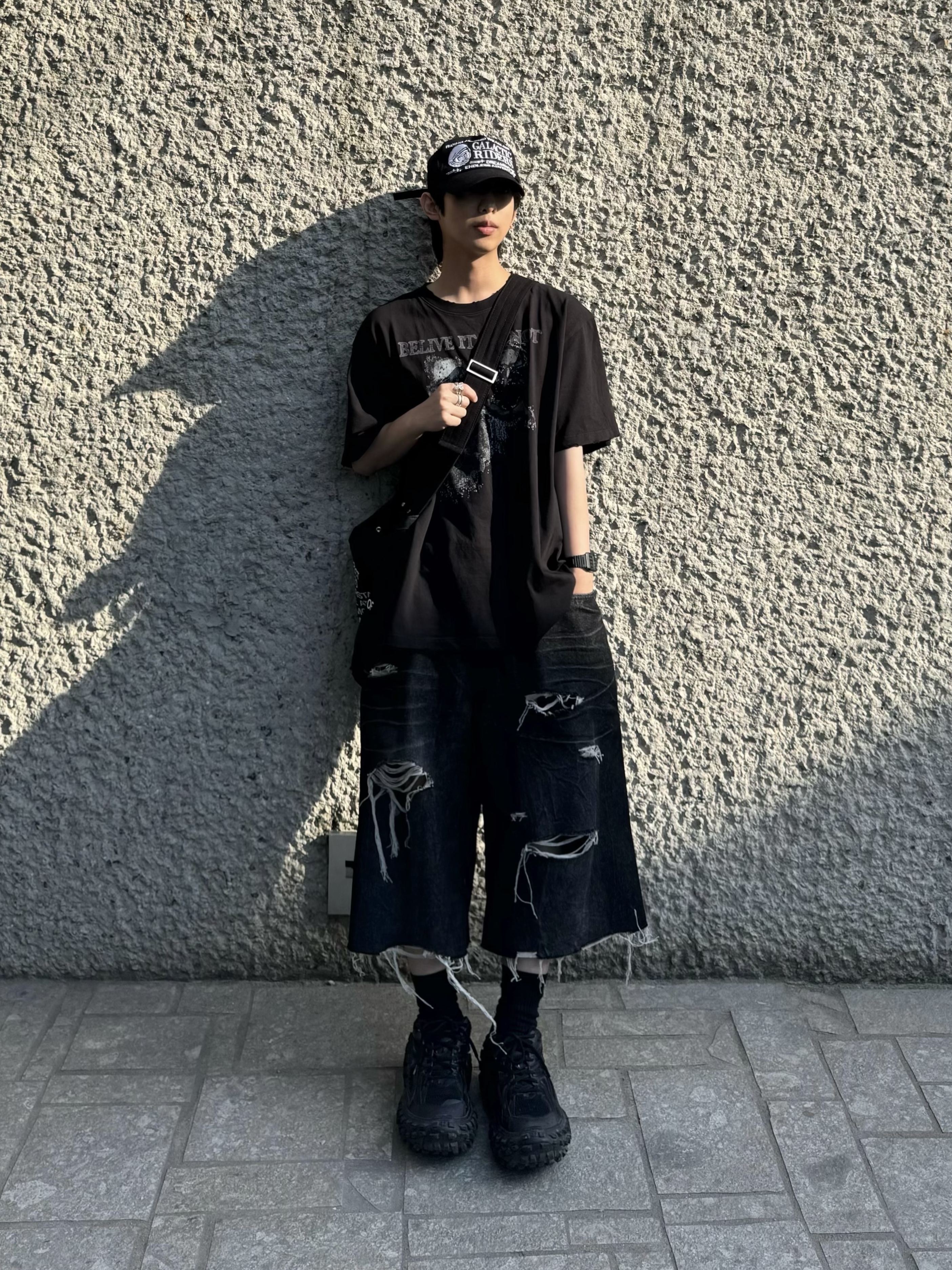 OMO Believe Or Not T-Shirt - Missing E, [KREAM 단독] OMO Distressed Denim Shorts Black 착용 스타일 - 1