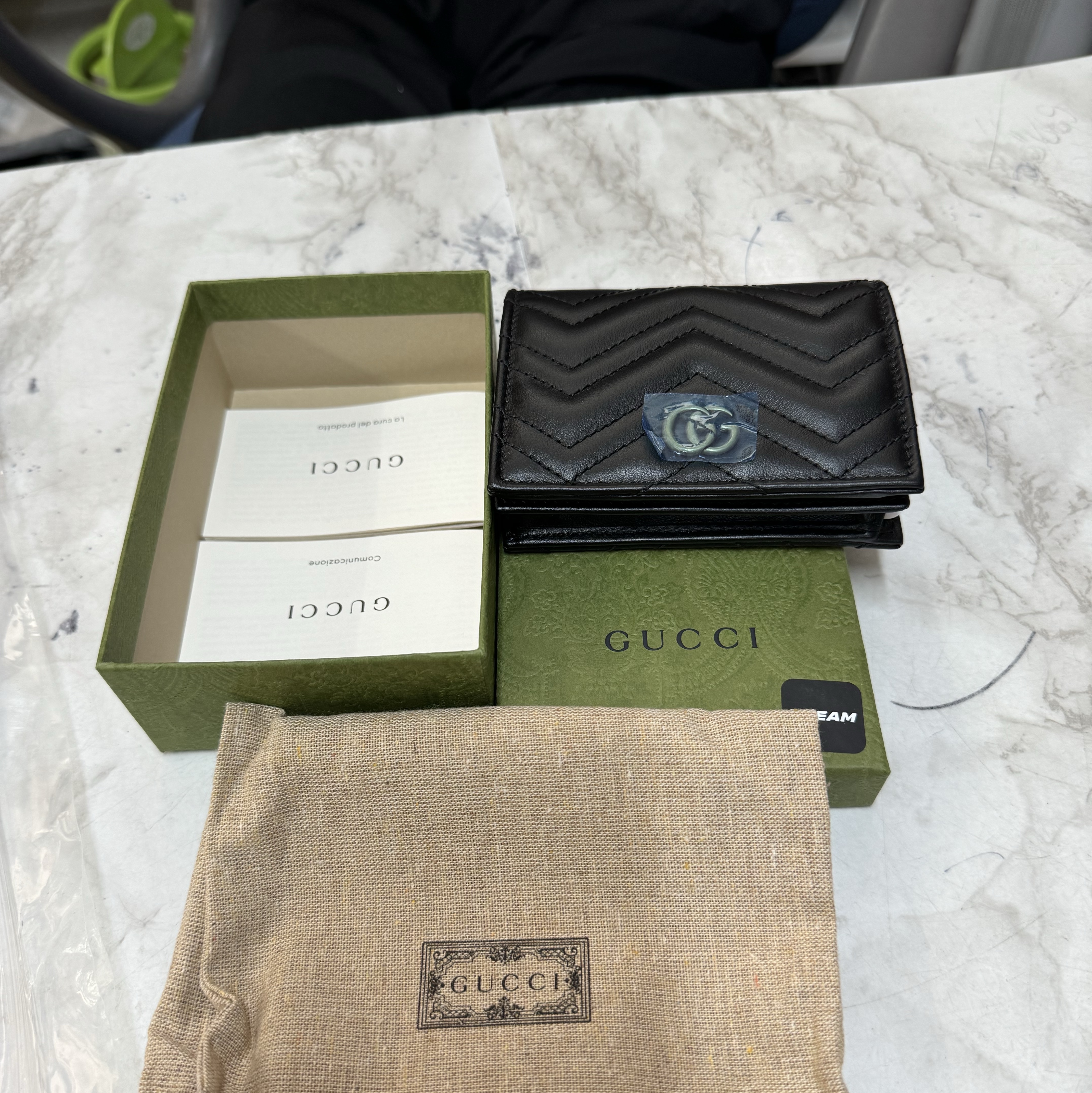 Gucci GG Marmont Matelasse Card Case Wallet Black 착용 스타일