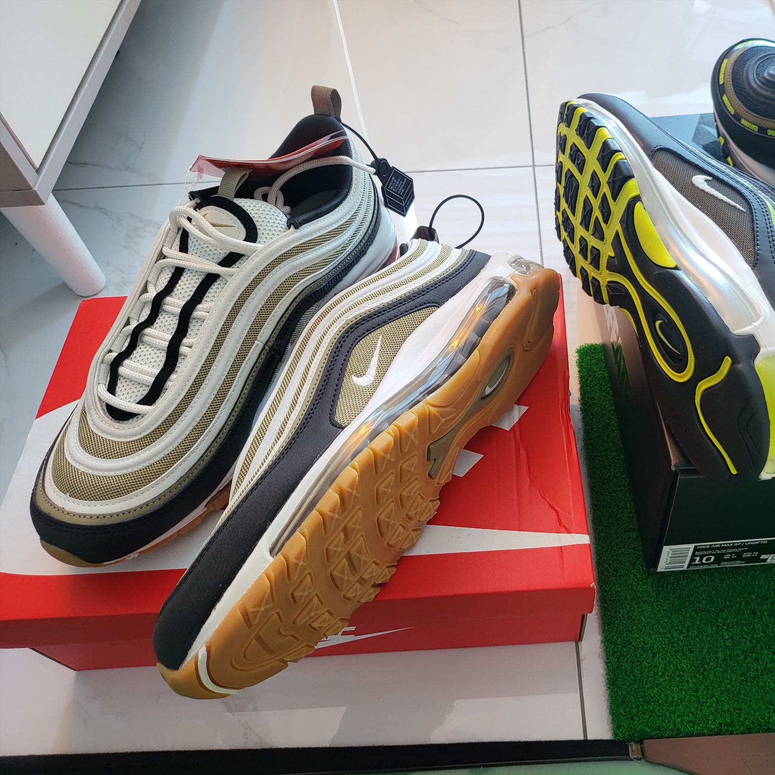 Nike Air Max 97 Neutral Olive Summit White 착용 스타일 - 2