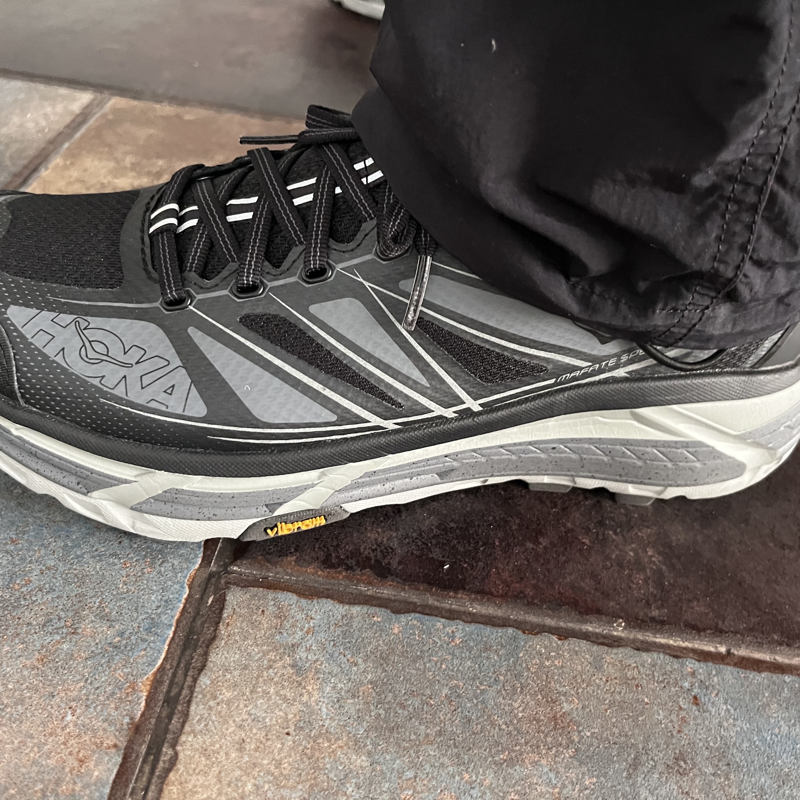 Hoka Mafate Speed 2 Black Castlerock 착용 스타일