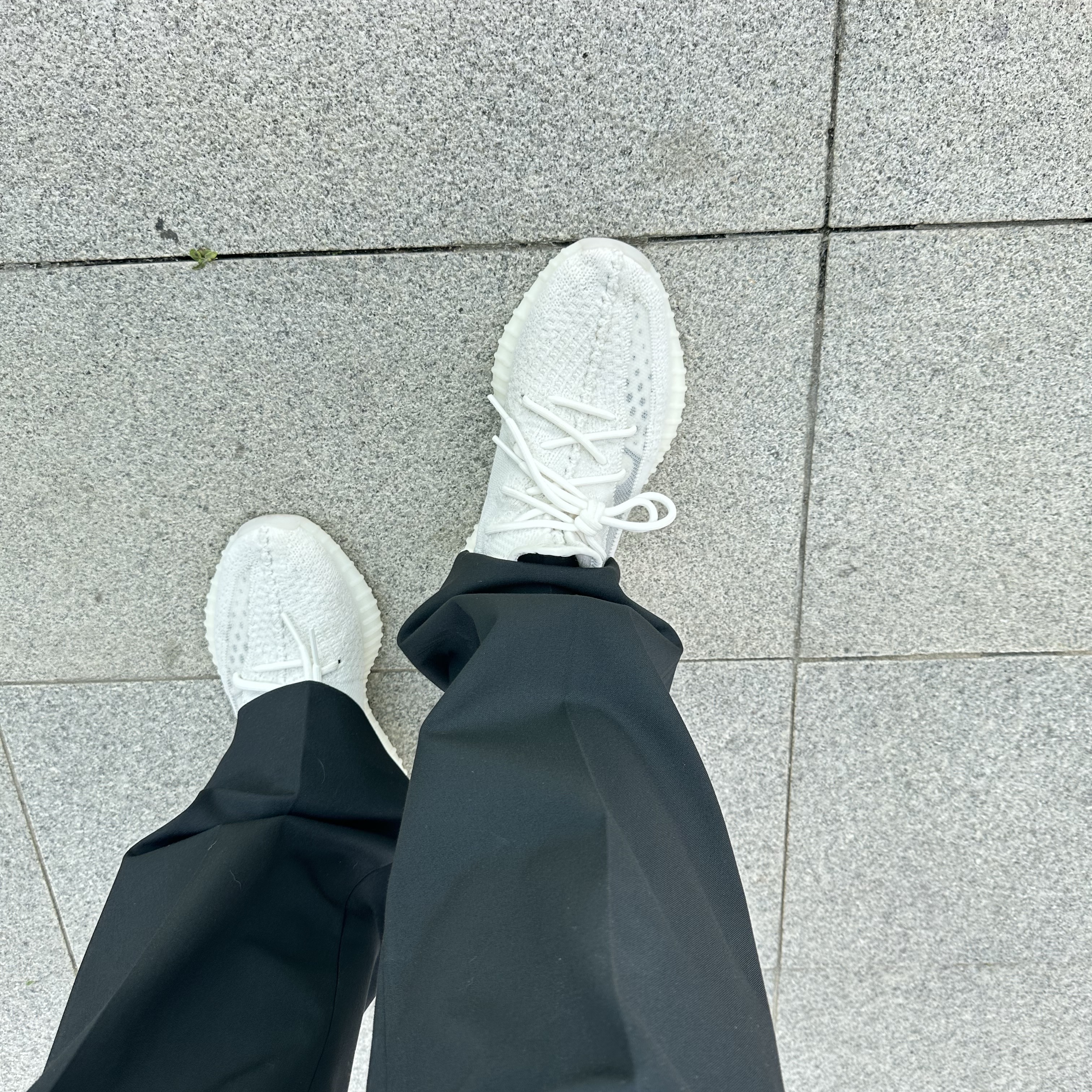 Adidas Yeezy Boost 350 V2 Bone 착용 스타일