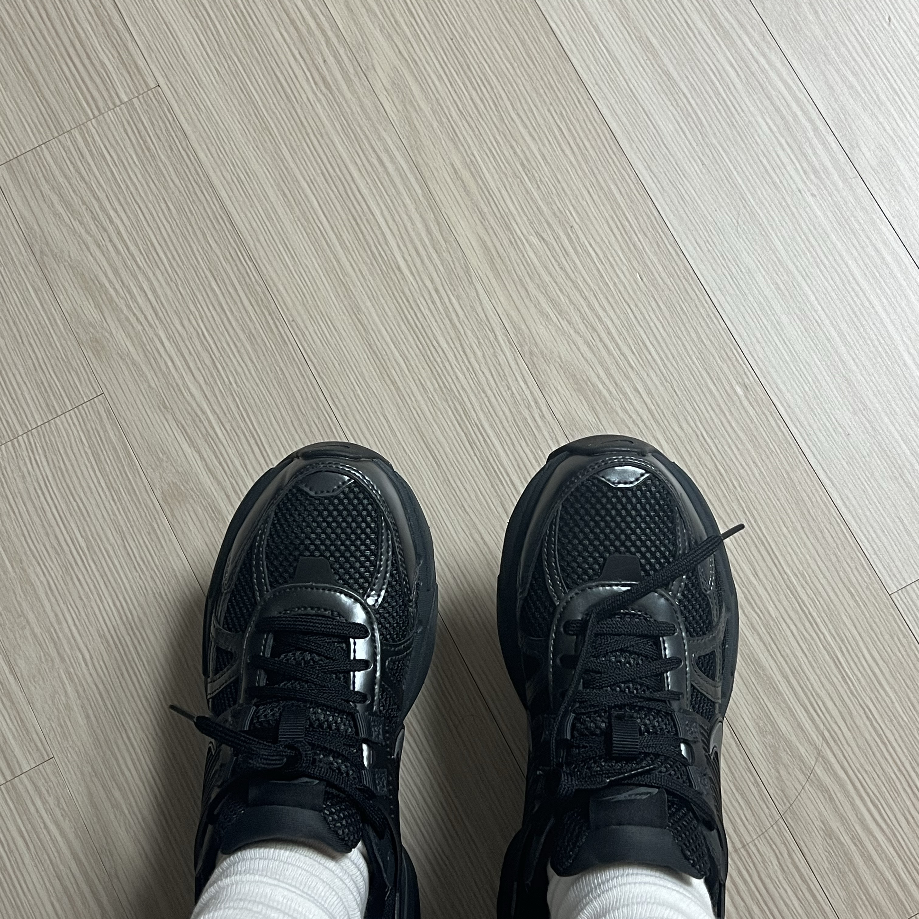 Nike V2K Run Black Anthracite 착용 스타일 - 1