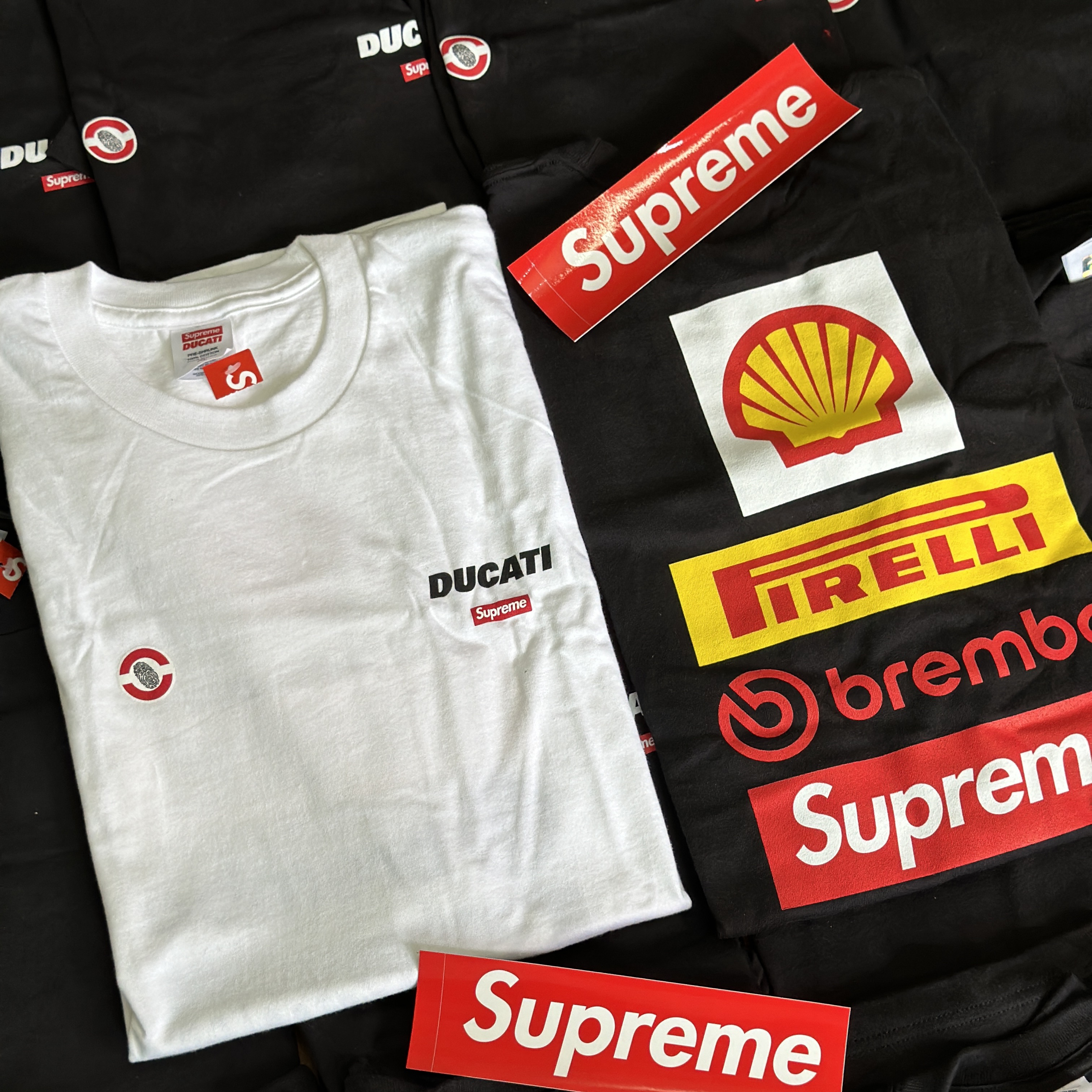 Supreme x Ducati Logos T-Shirt Black - 24SS 착용 스타일