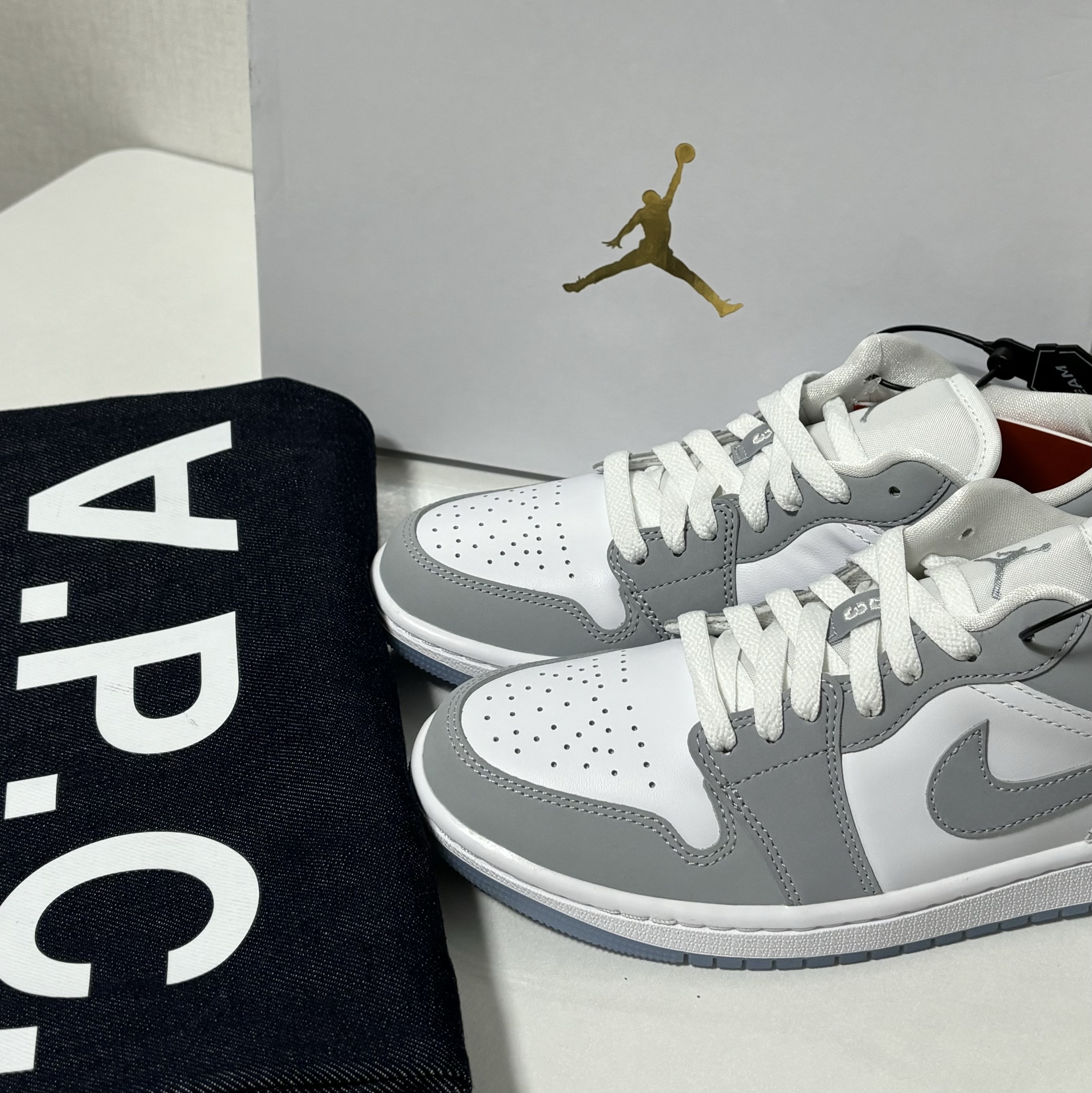 (W) Jordan 1 Low White Wolf Grey, A.P.C. Laure Tote Bag Blue 착용 스타일 - 1