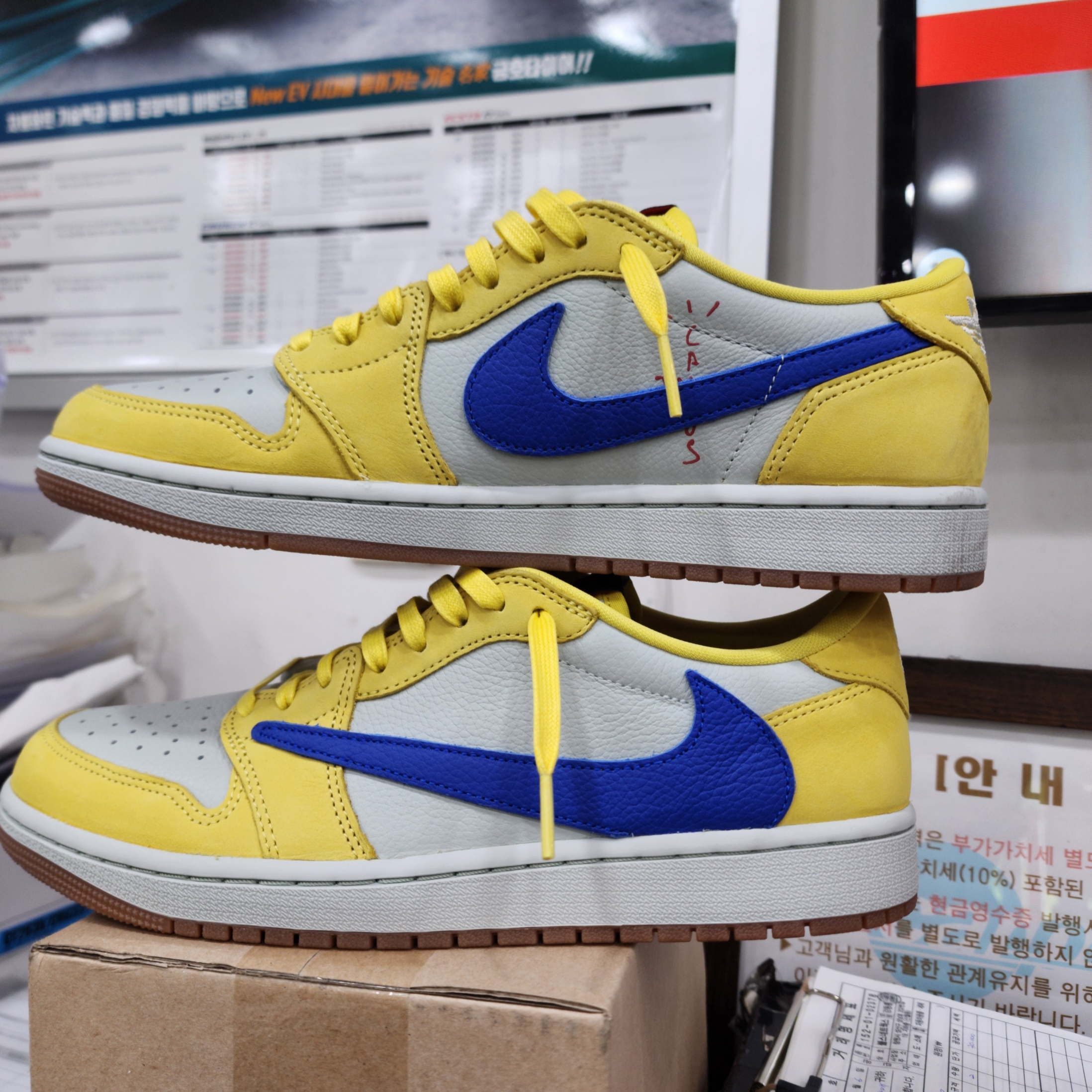 (W) Jordan 1 x Travis Scott Retro Low OG SP Canary 착용 스타일 - 1