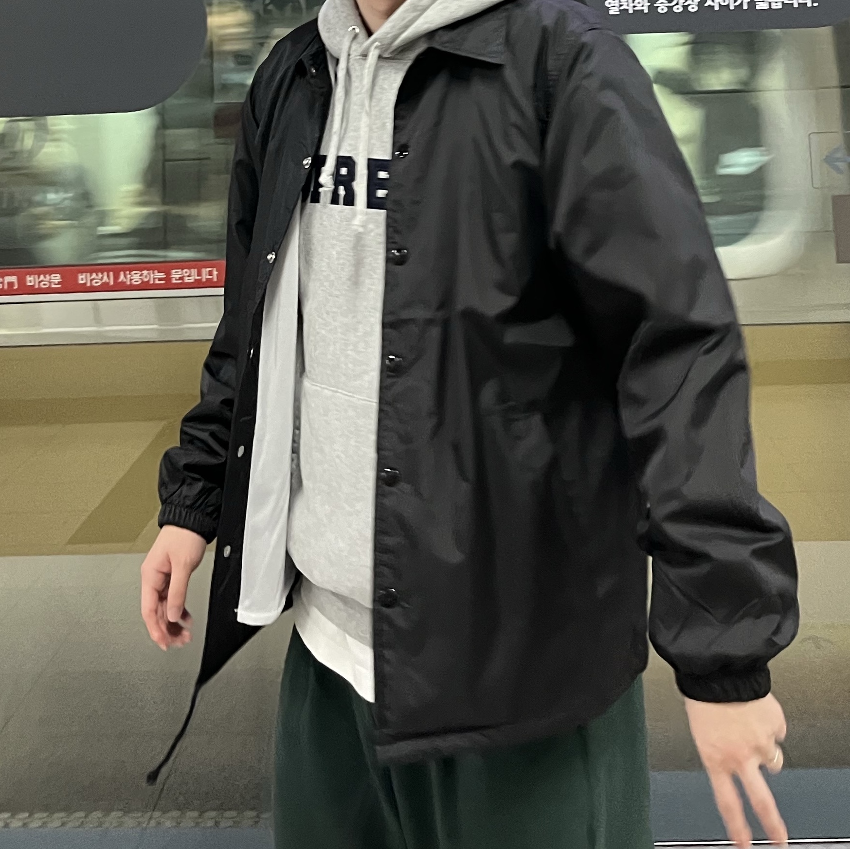 CDG Logo Coach Jacket Black, Supreme Collegiate Hooded Sweatshirt Heather Grey - 24SS 착용 스타일