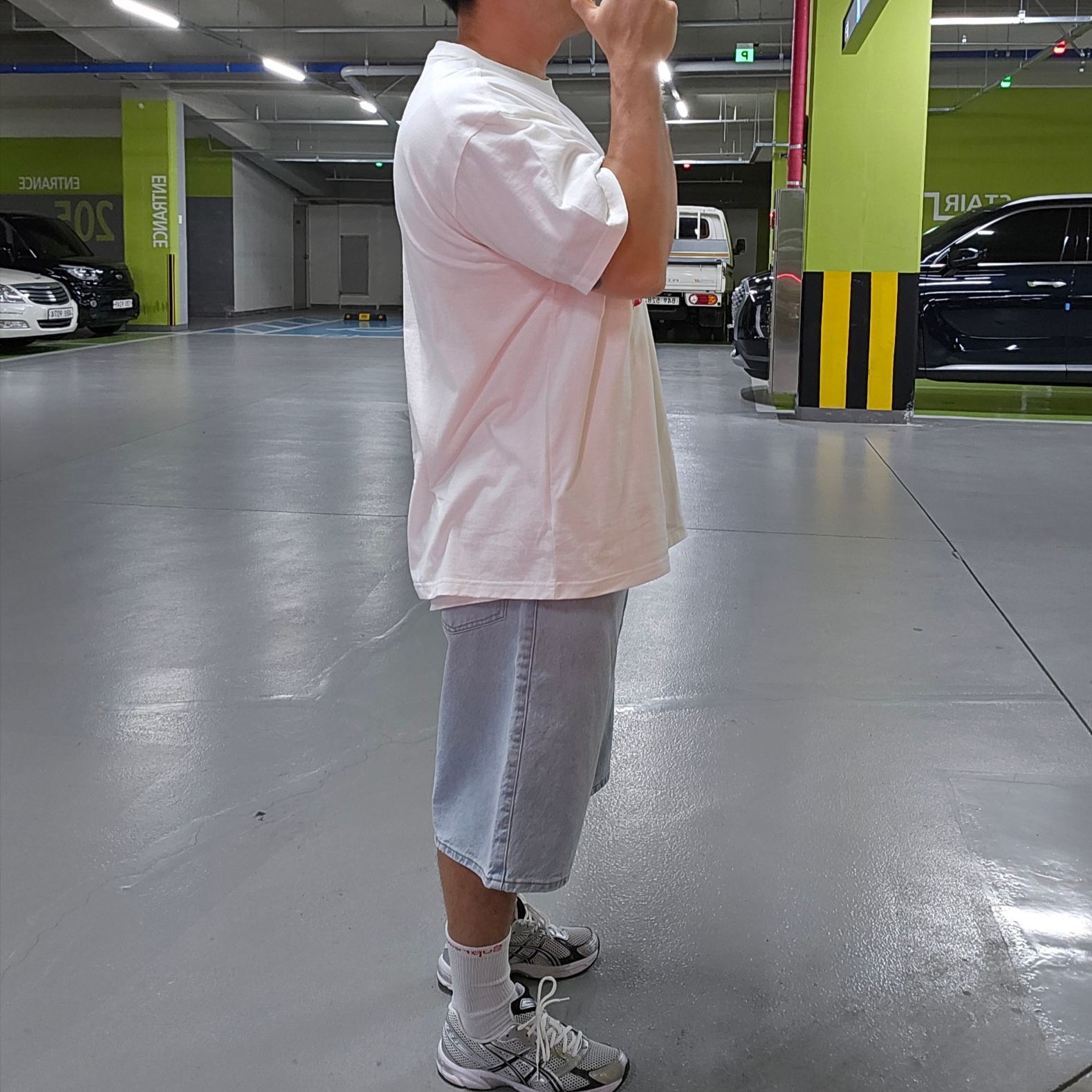 Supreme x The North Face Printed Pocket T-Shirt White - 23SS, Supreme Baggy Denim Short Washed Indigo - 24SS 착용 스타일 - 3