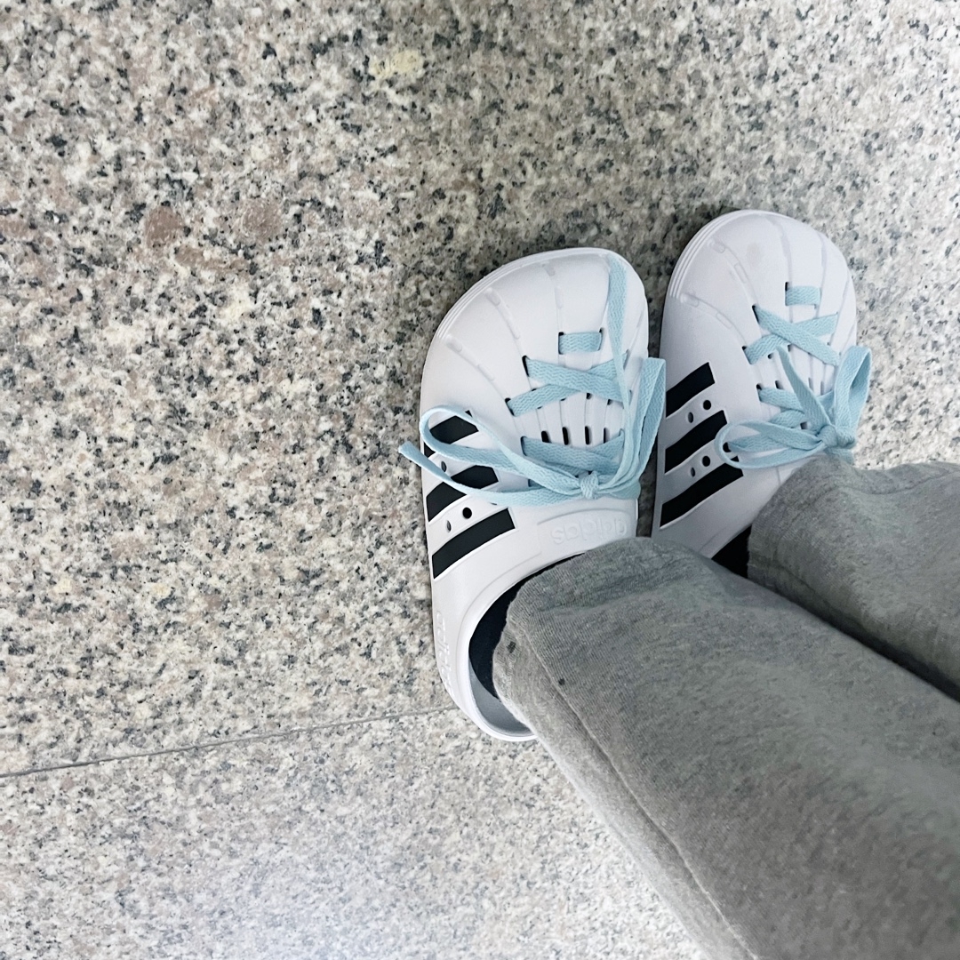 Adidas Adilette Clog White Black 착용 스타일 - 2