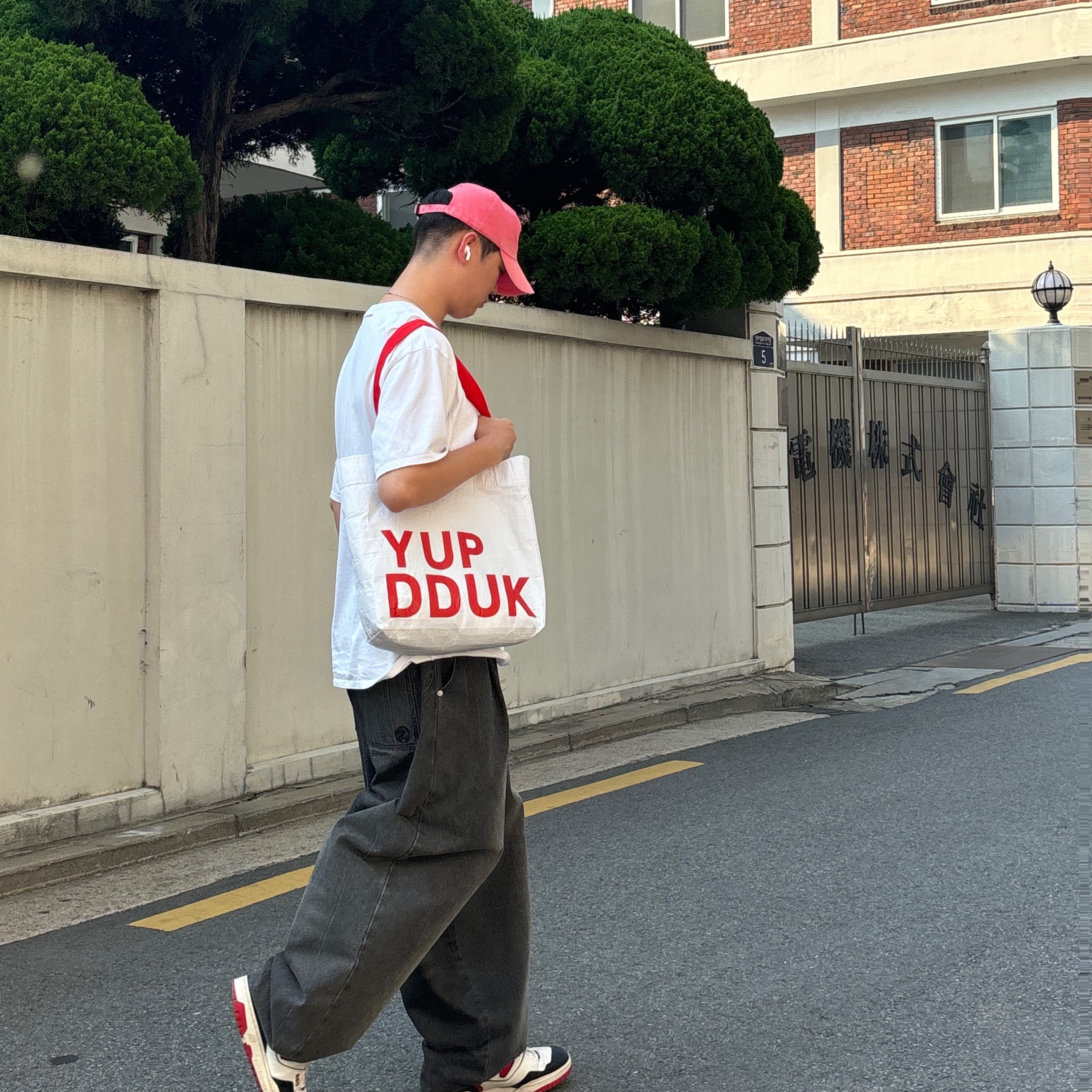 Ader Error x Maison Kitsune Triple Fox Head Cap Pink, Thevinylhouse Spray Logo T-Shirt White 착용 스타일 - 3