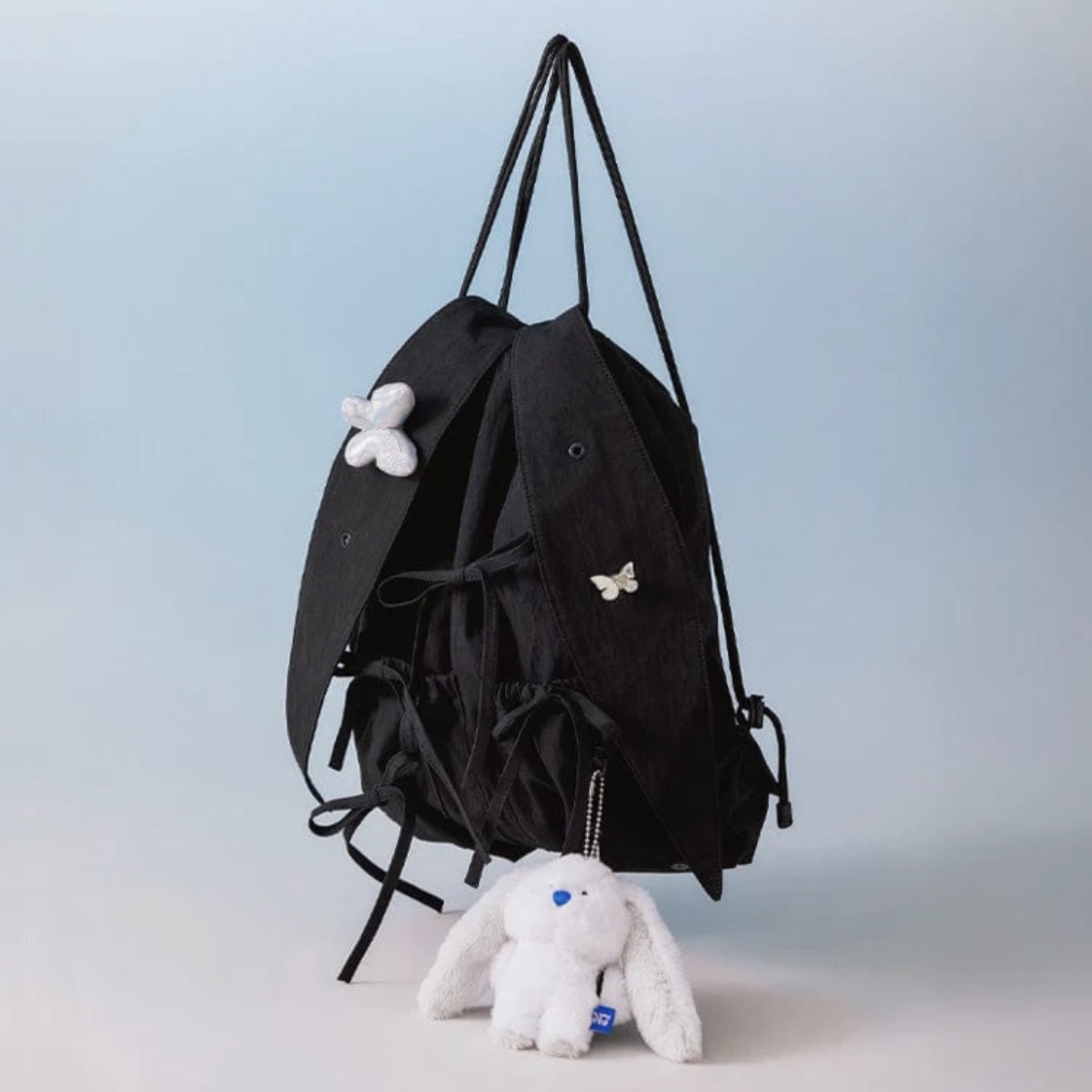 NewJeans x Coller Rabbit String Bag Shade Black 착용 스타일 - 2