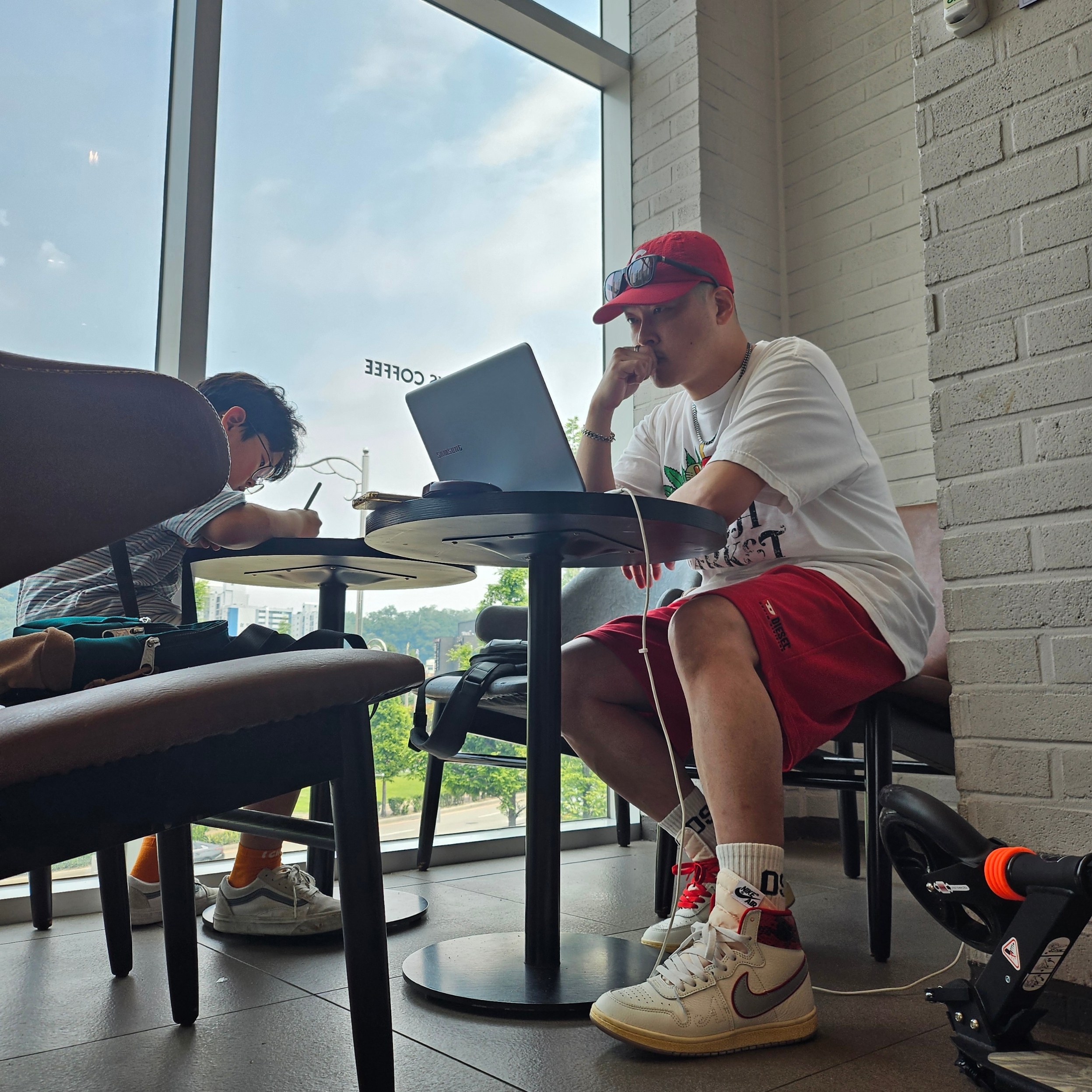 Supreme Seersucker S Logo 6-Panel Red - 24SS, Jordan x Awake NY Air Ship PE SP Sail University Red 착용 스타일 - 2