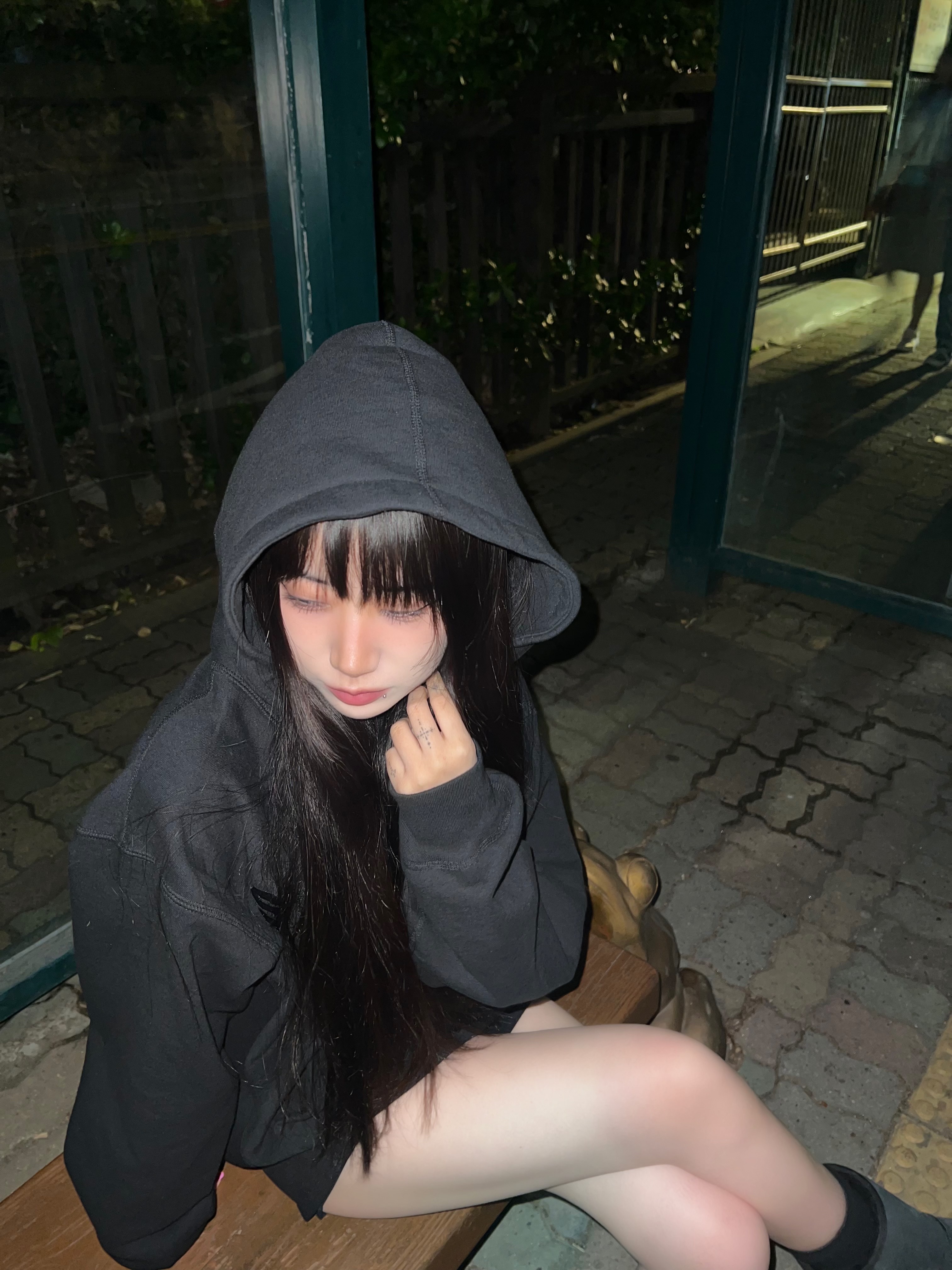 Supreme Collegiate Hooded Sweatshirt Black - 24SS, (W) UGG Classic Short II Boots Black 착용 스타일 - 5