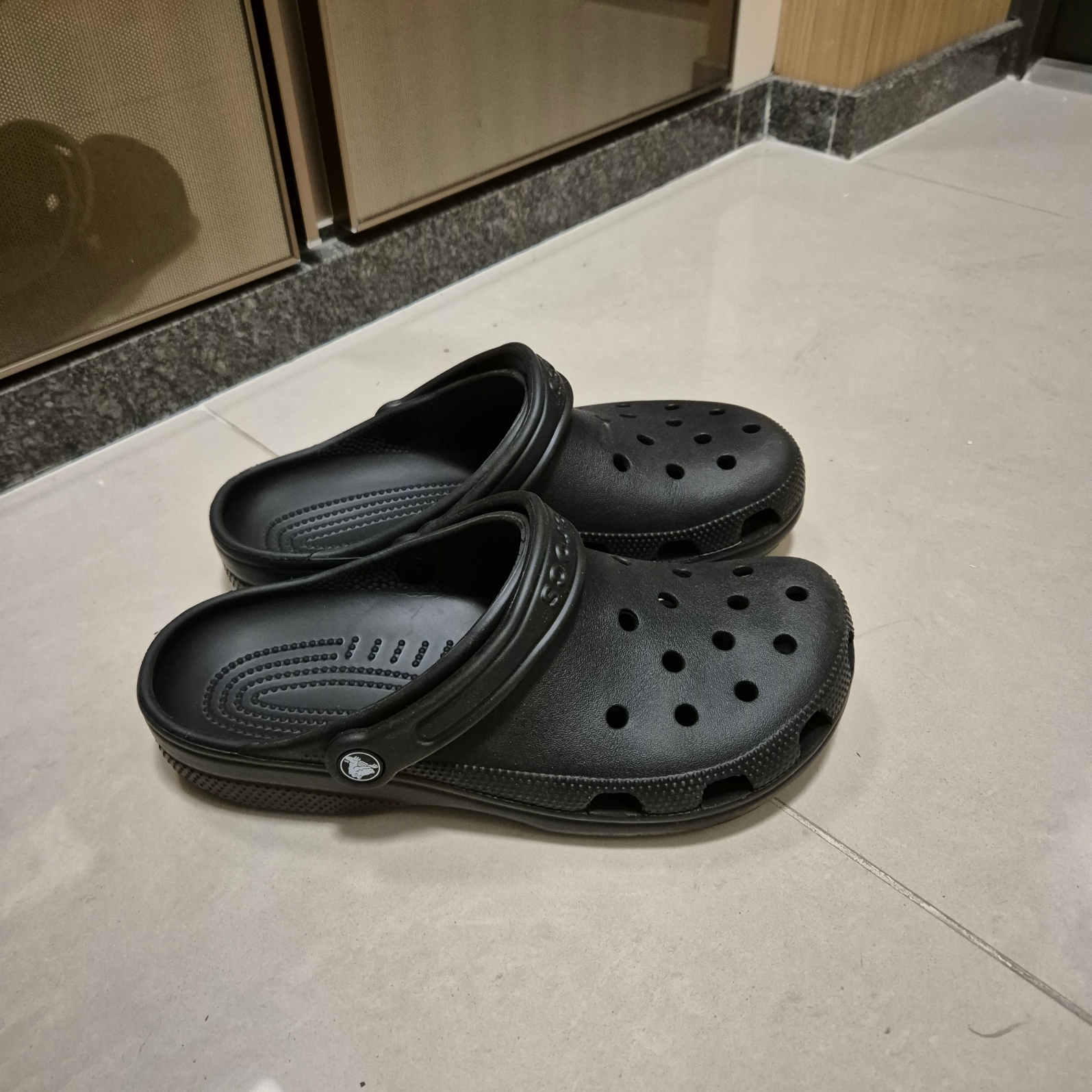 Crocs Classic Clog Black 착용 스타일