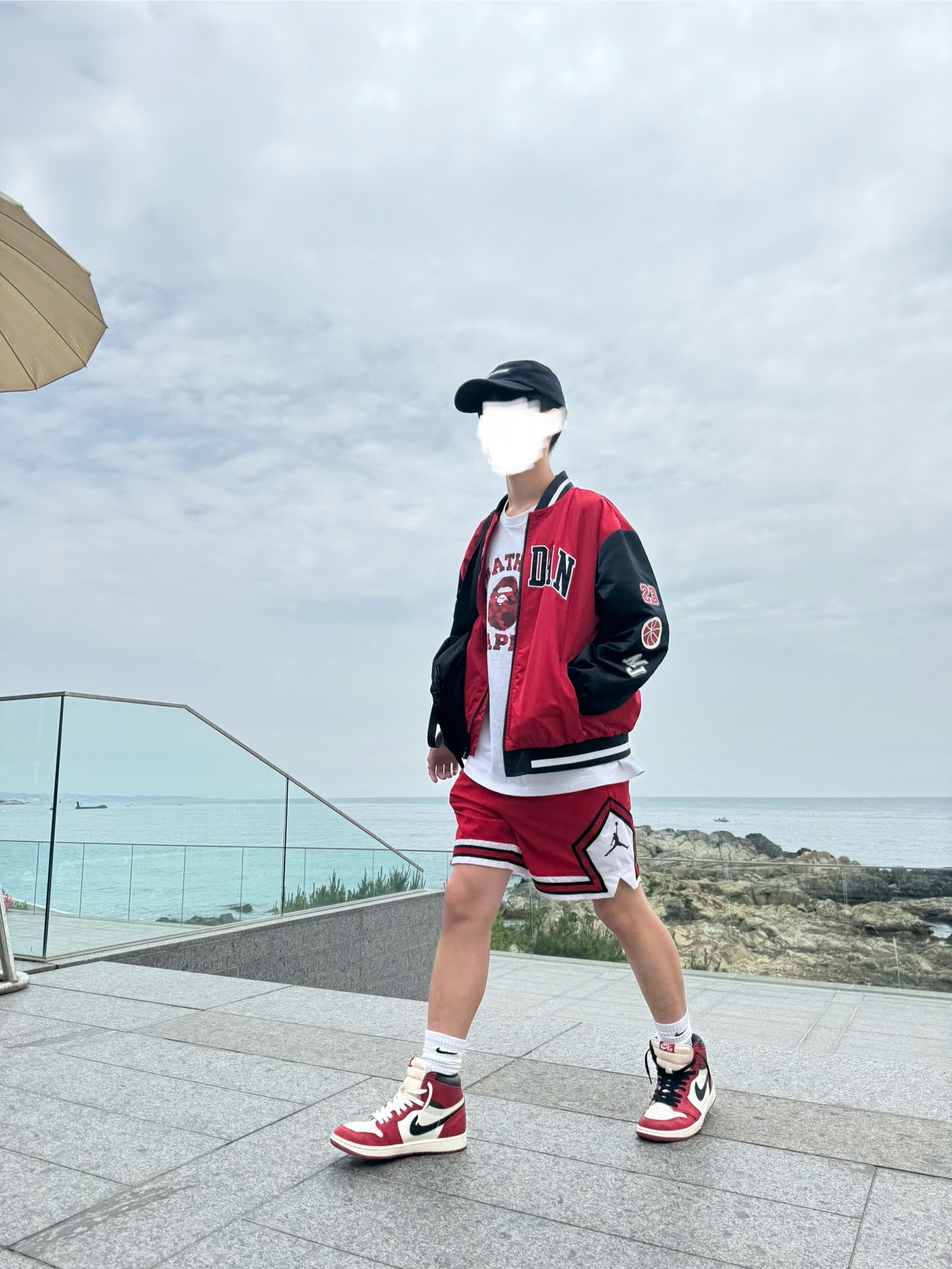 Jordan 1 Retro High OG Chicago 2022, BAPE Color Camo College T-Shirt White Red 착용 스타일