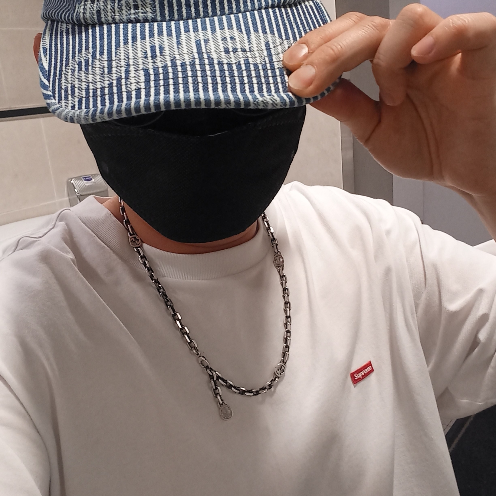 Supreme Denim Camp Cap Stripe - 24SS, Supreme Small Box T-Shirt White - 24SS 착용 스타일 - 1