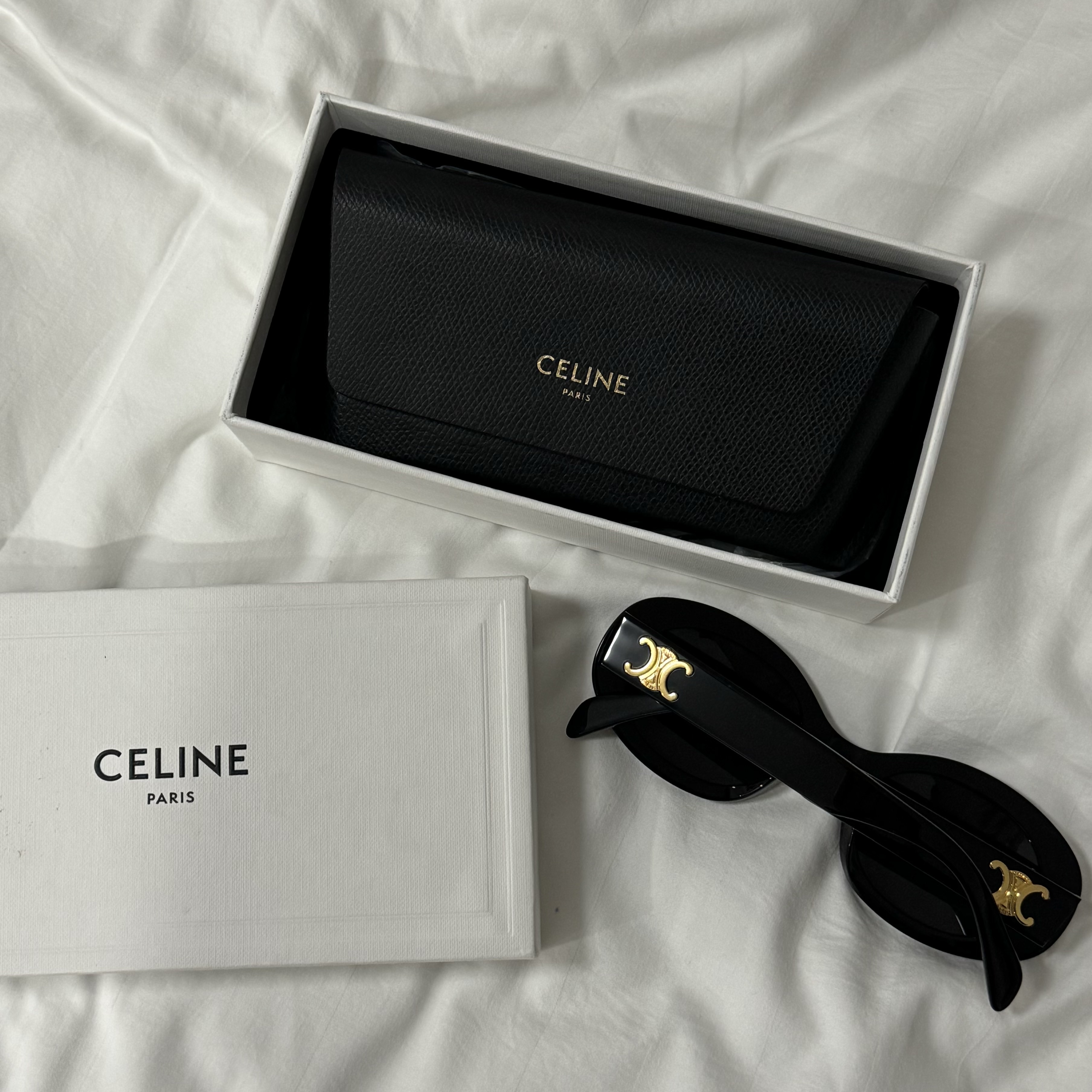 (W) Celine Triomphe 01 Sunglasses in Acetate Black 착용 스타일 - 2